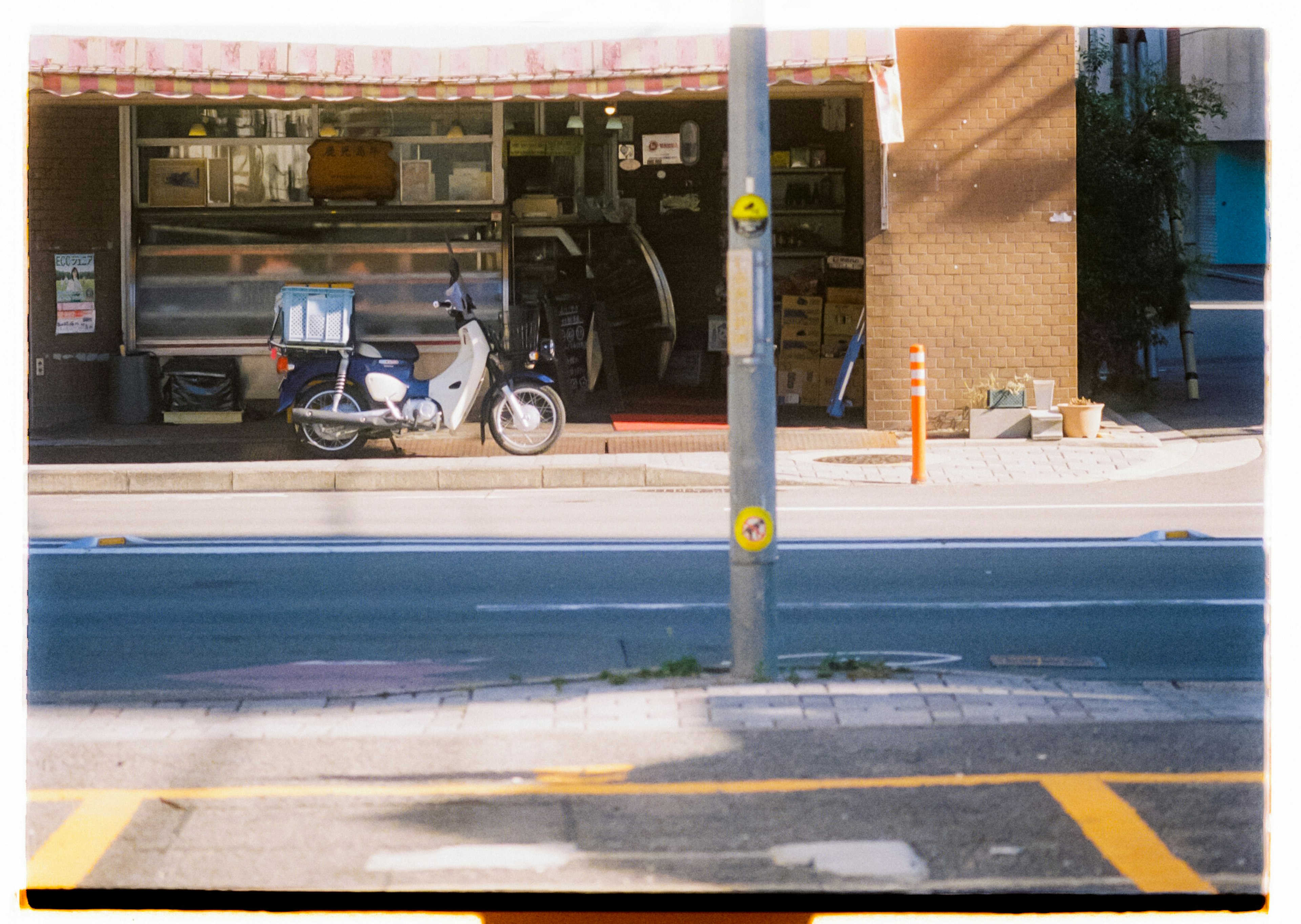 Moto garée devant un magasin avec vue sur la rue