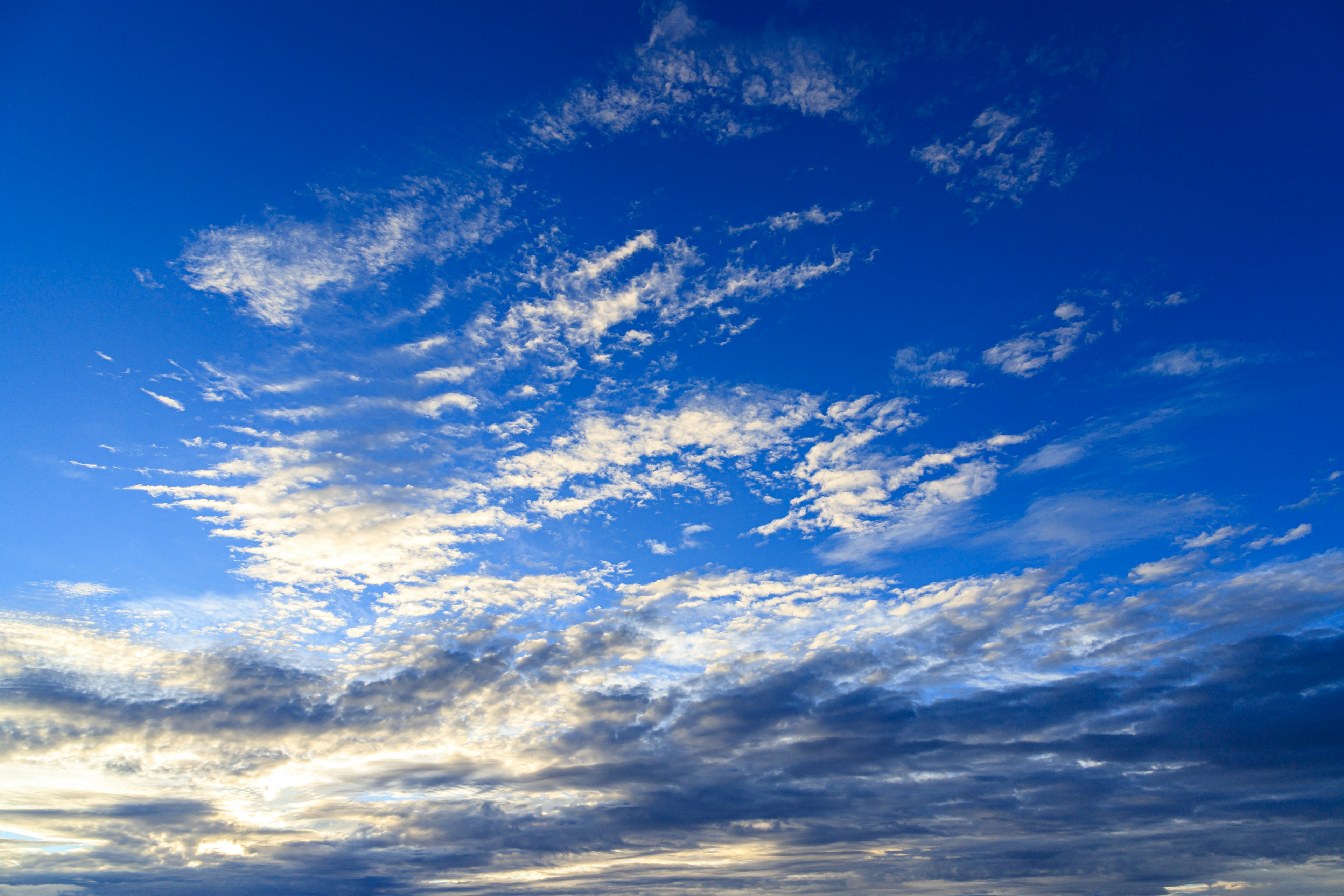 Schöne Aussicht auf den blauen Himmel mit weißen Wolken