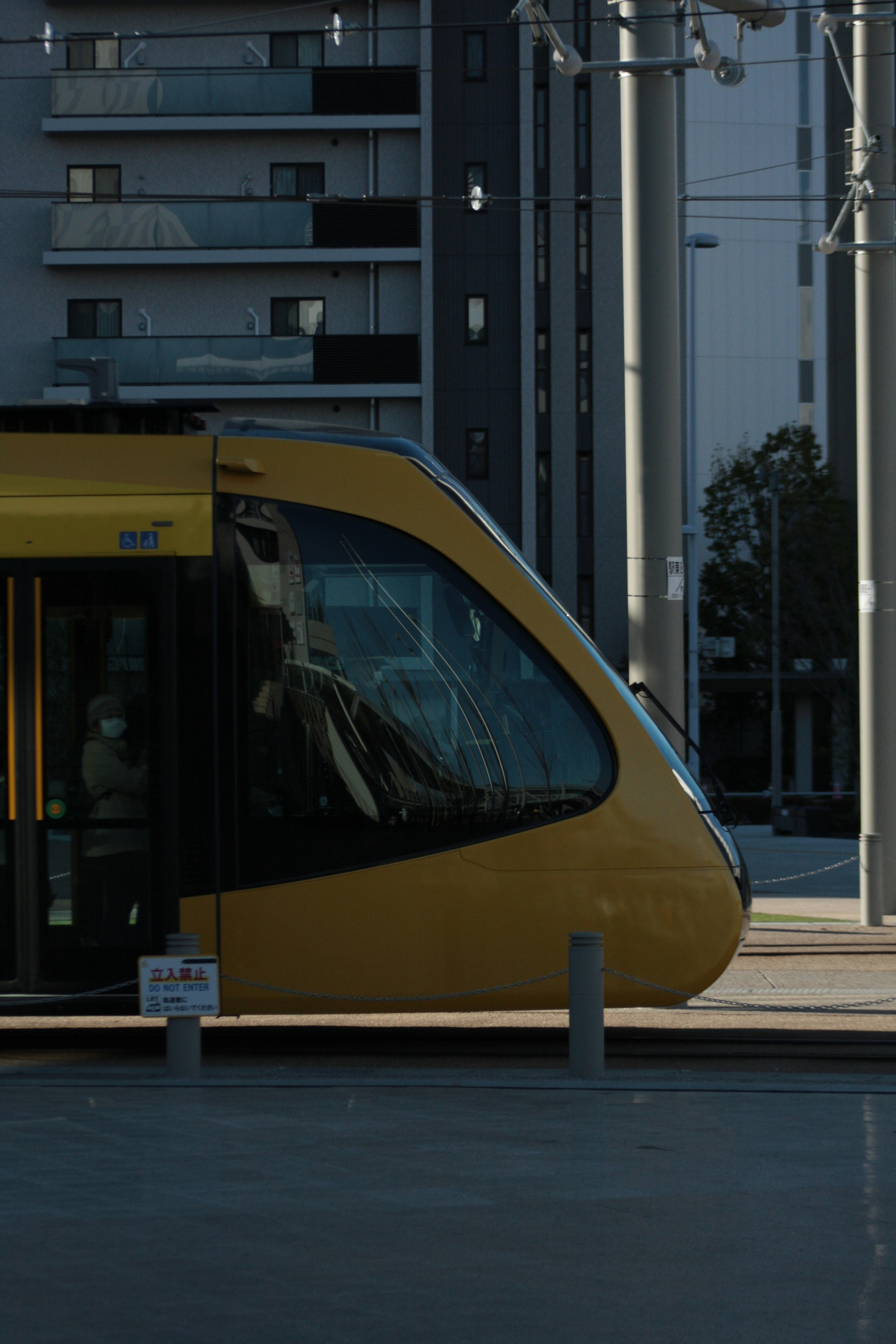 Close-up tram kuning di lingkungan perkotaan