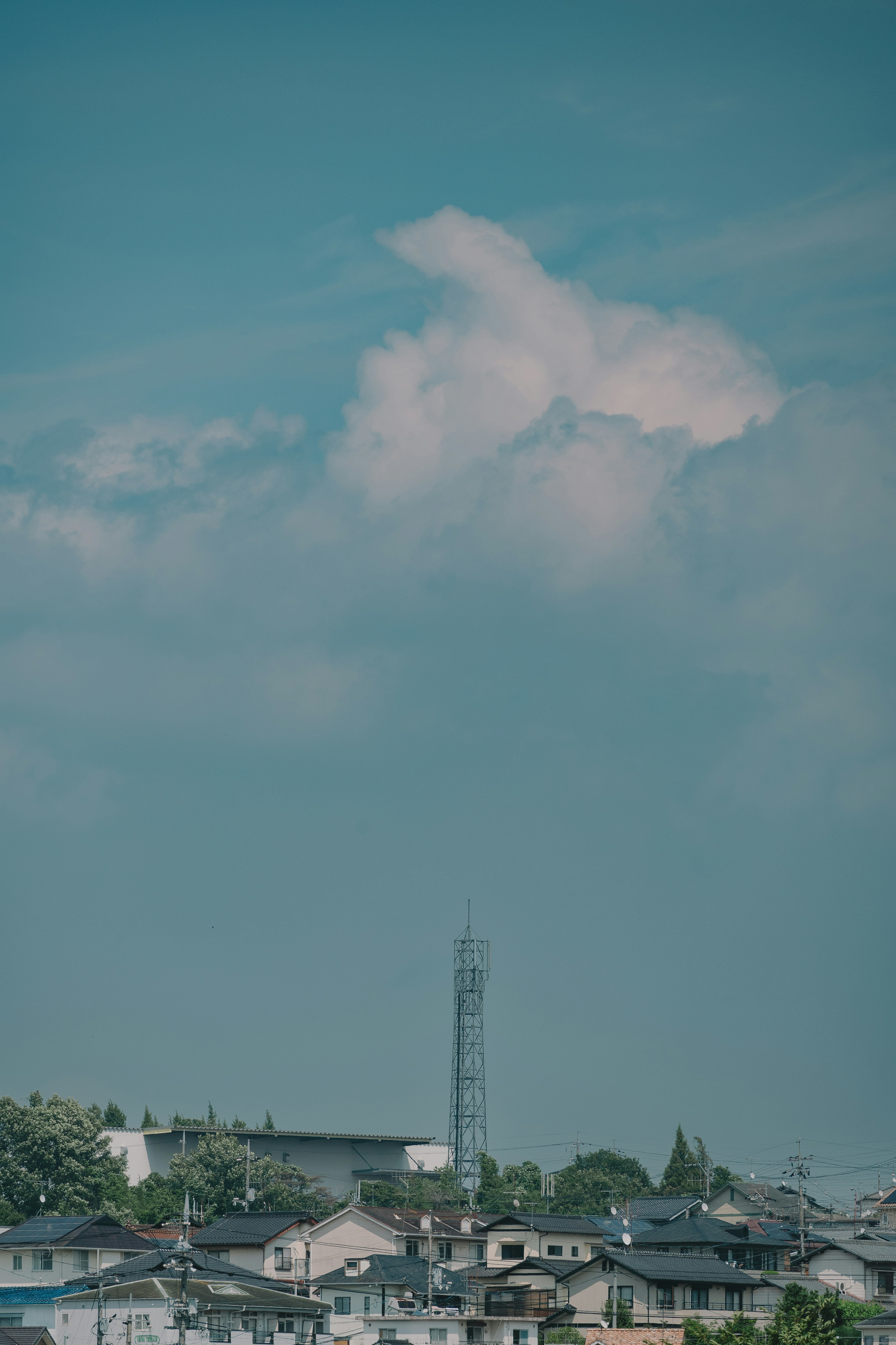 Ein Wohngebiet unter einem blauen Himmel mit Wolken