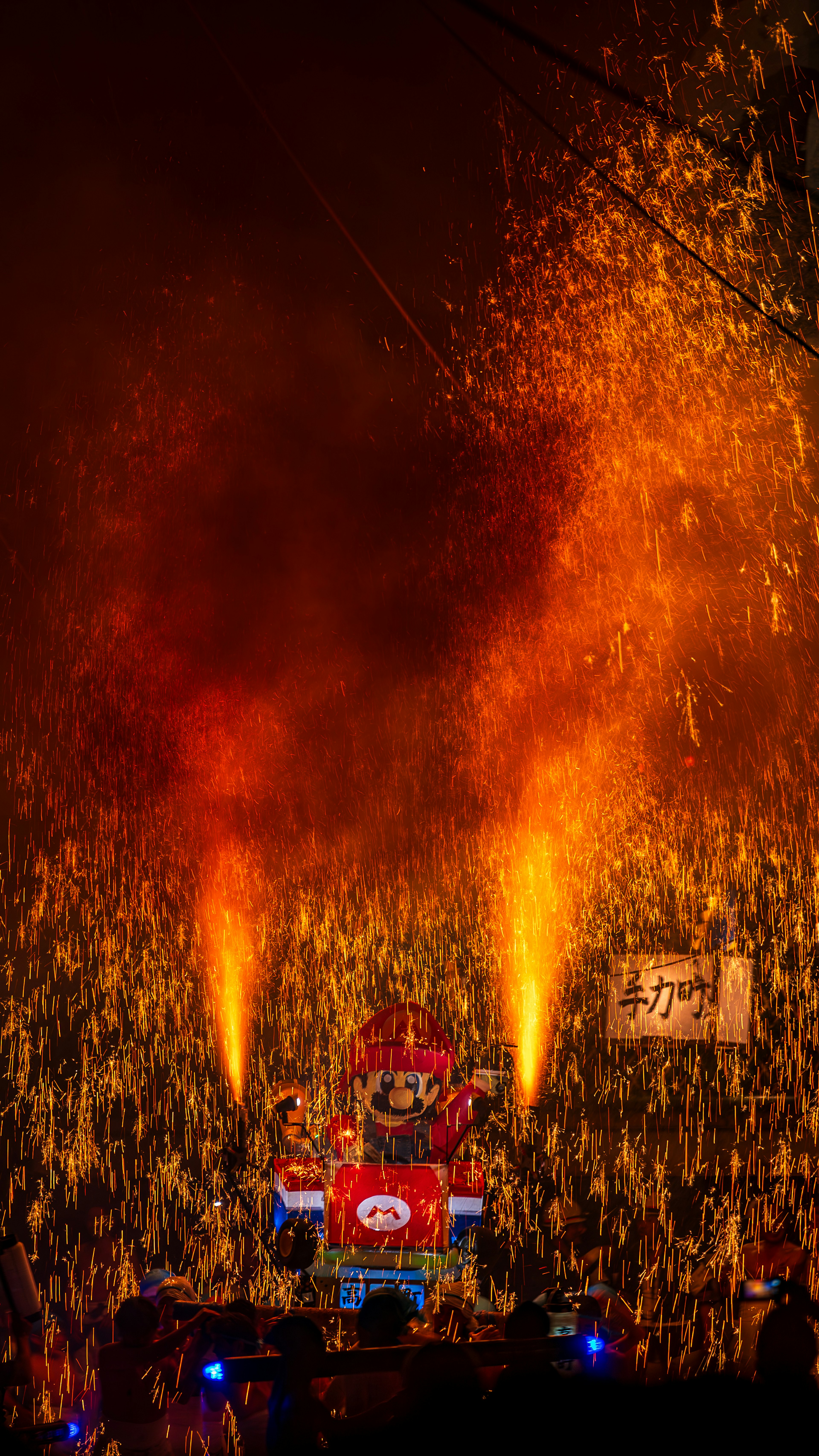 Une scène de festival vibrante avec des feux d'artifice et une grande foule rassemblée