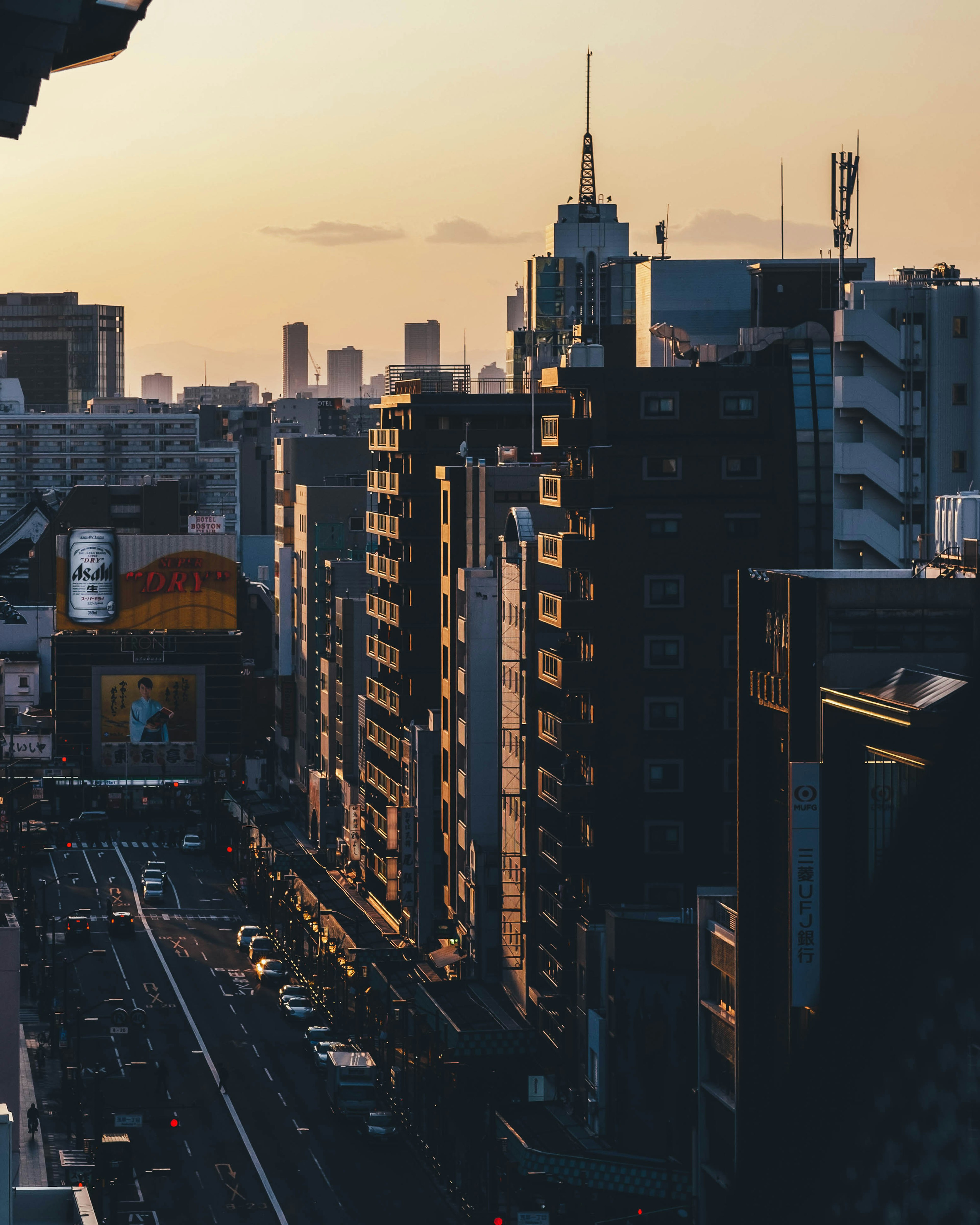 Stadtansicht von Tokio bei Sonnenuntergang mit Wolkenkratzern