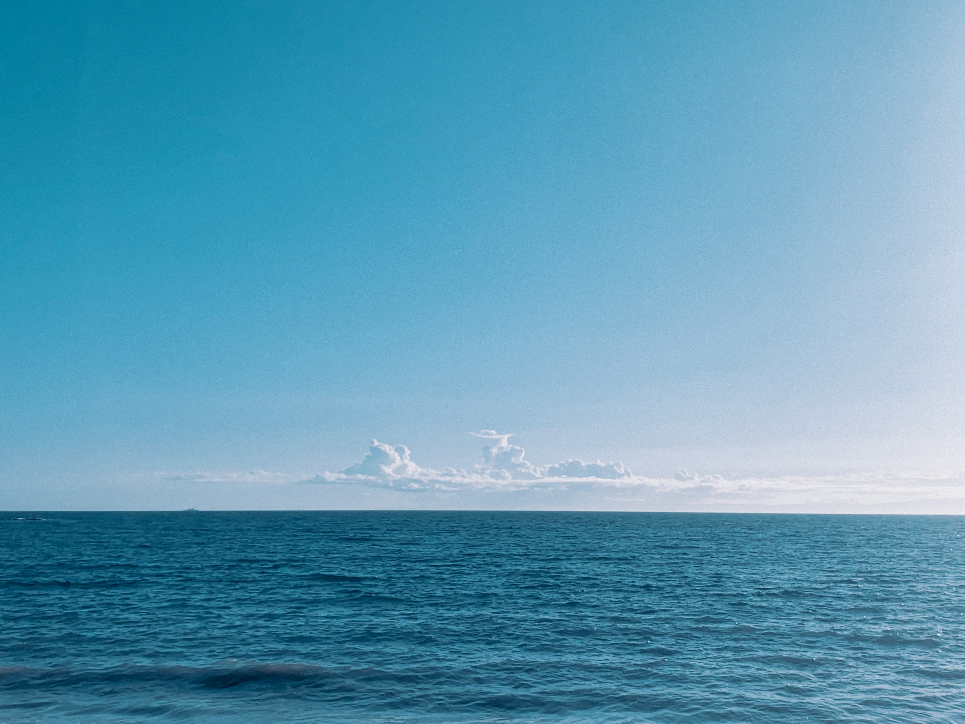 青い海と空が広がる風景