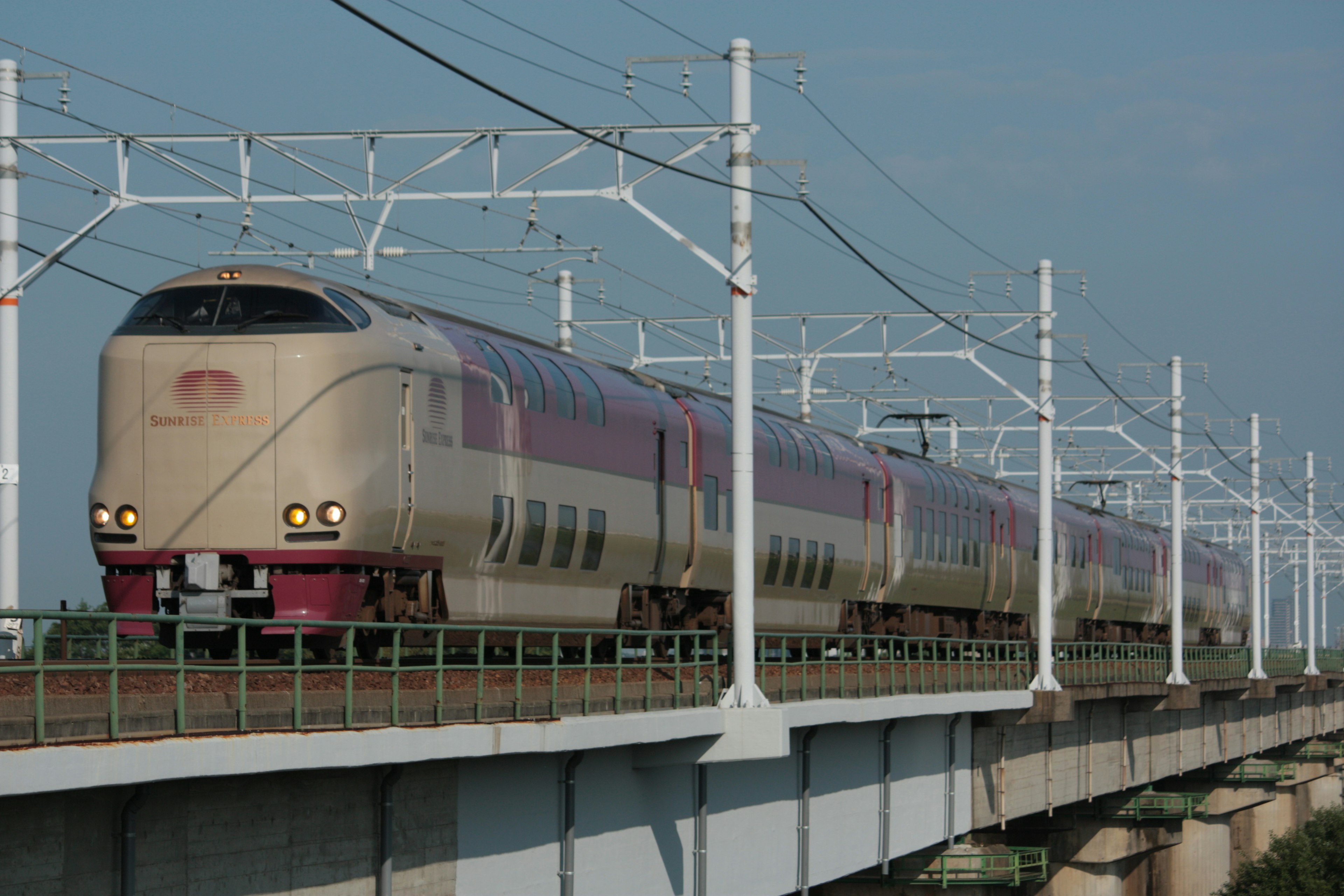 高速列車が橋を渡る風景