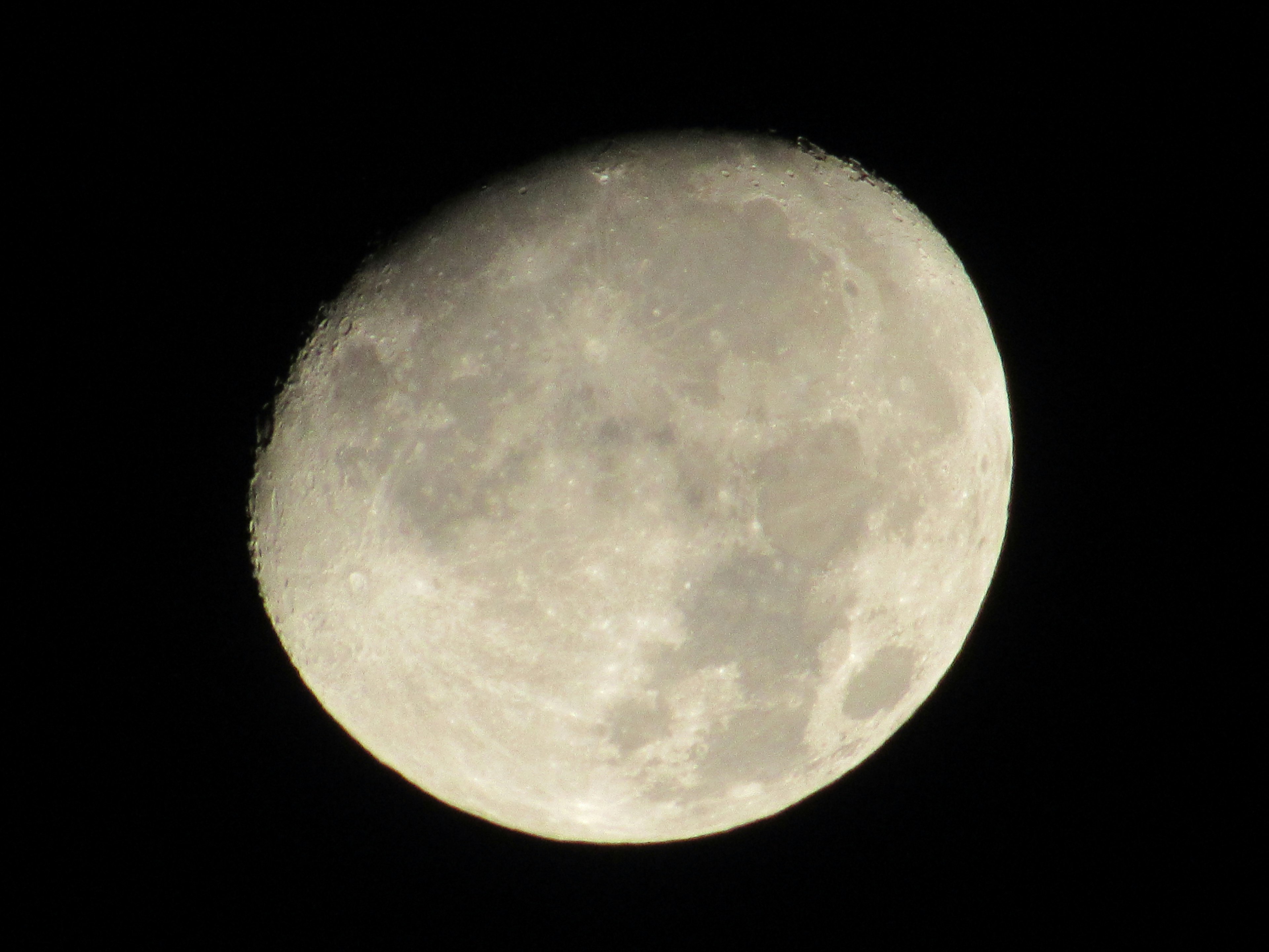 Close-up bulan menunjukkan permukaan cerah dan kawah yang terlihat