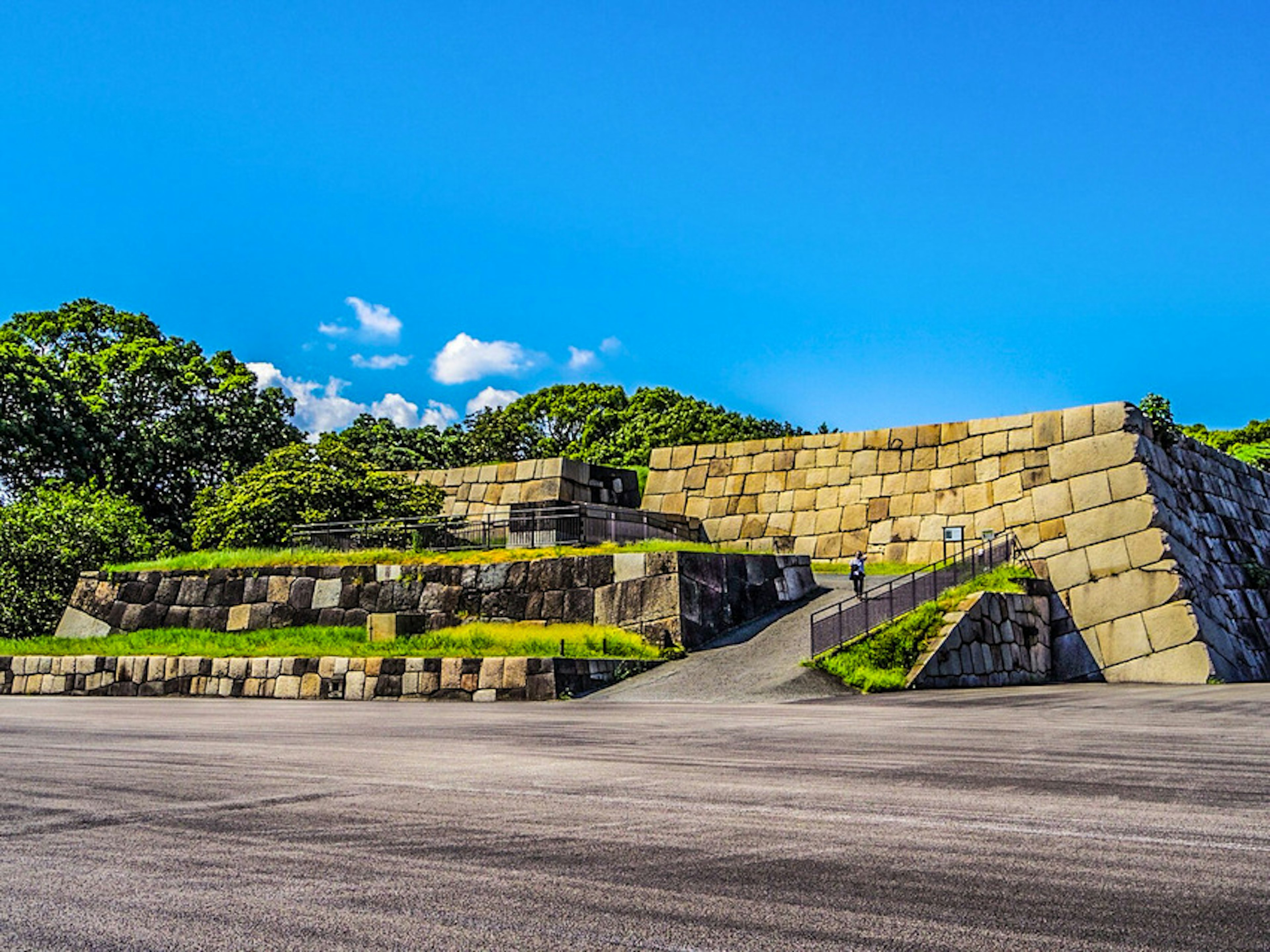 Estructura de piedra en forma de escalera rodeada de colinas verdes