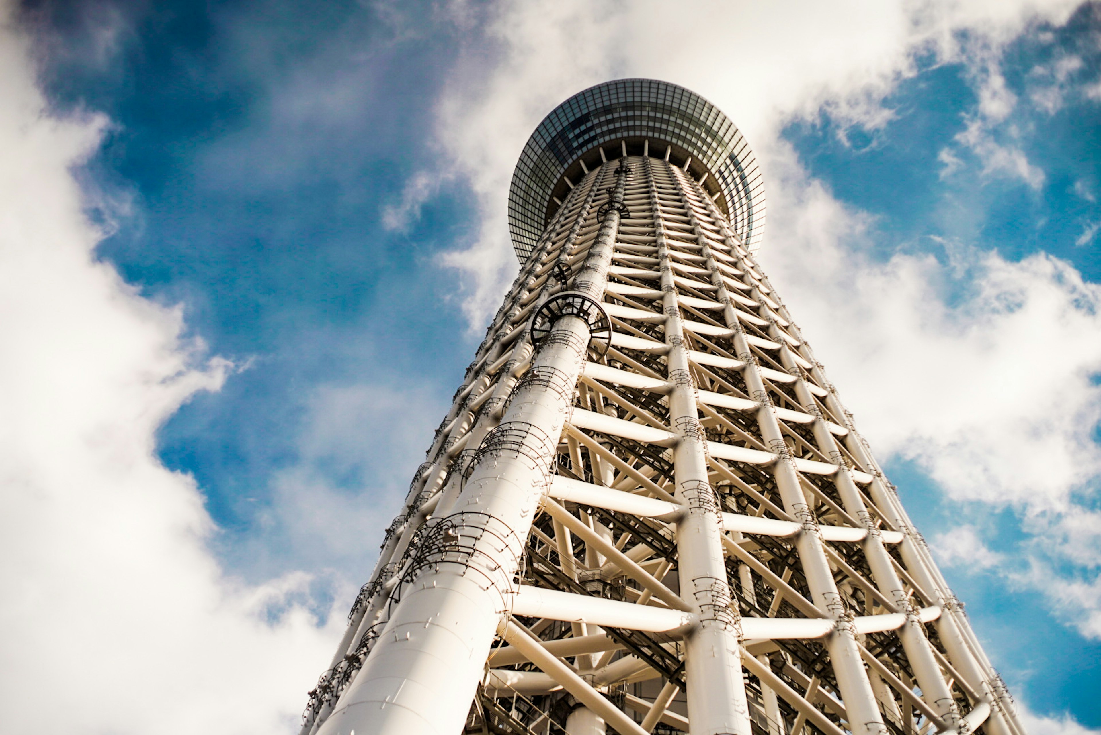 Blick auf den Tokyo Skytree von unten mit klarem blauen Himmel