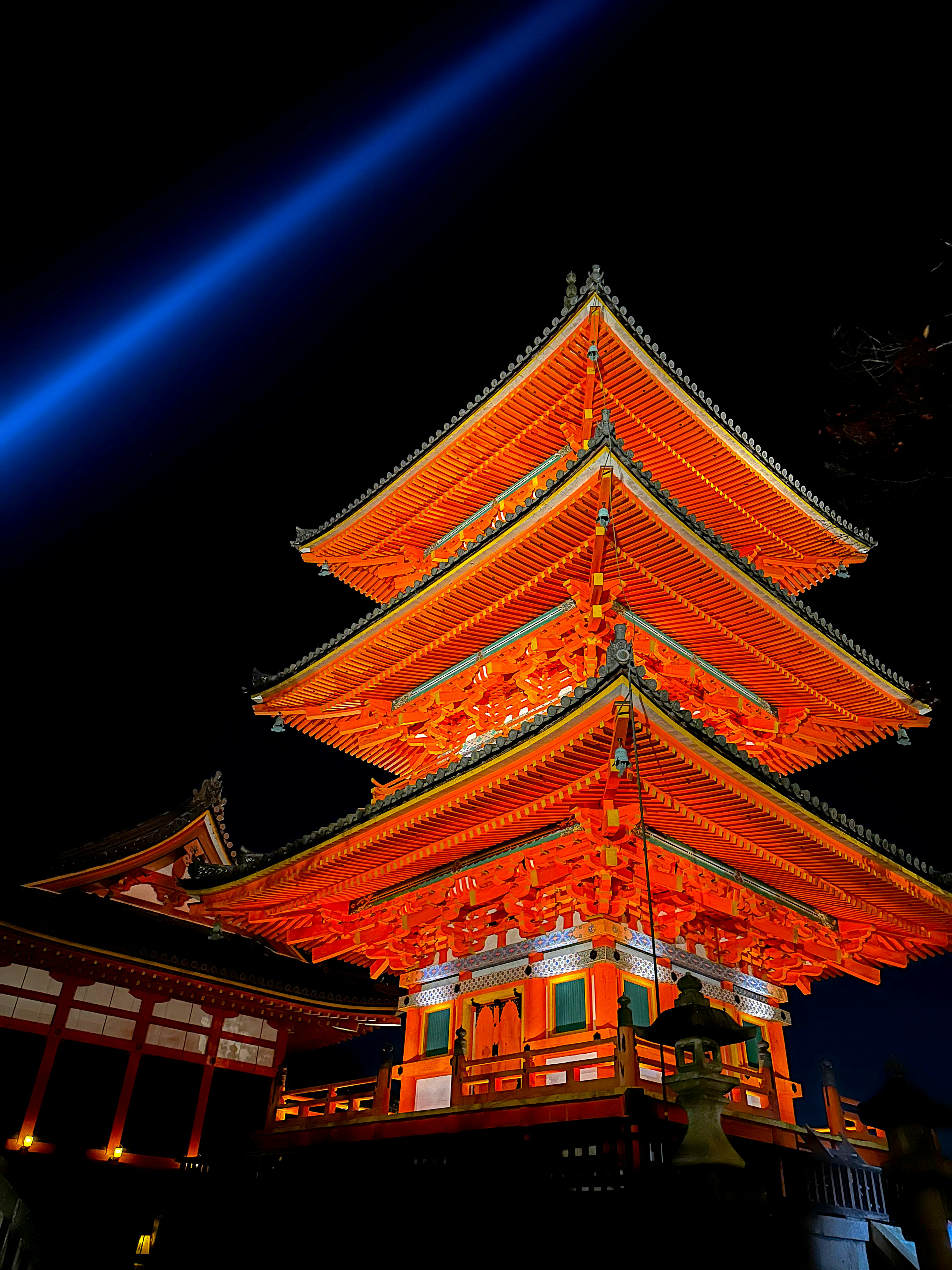 Pagoda de tres niveles de Kiyomizu-dera iluminada en naranja por la noche