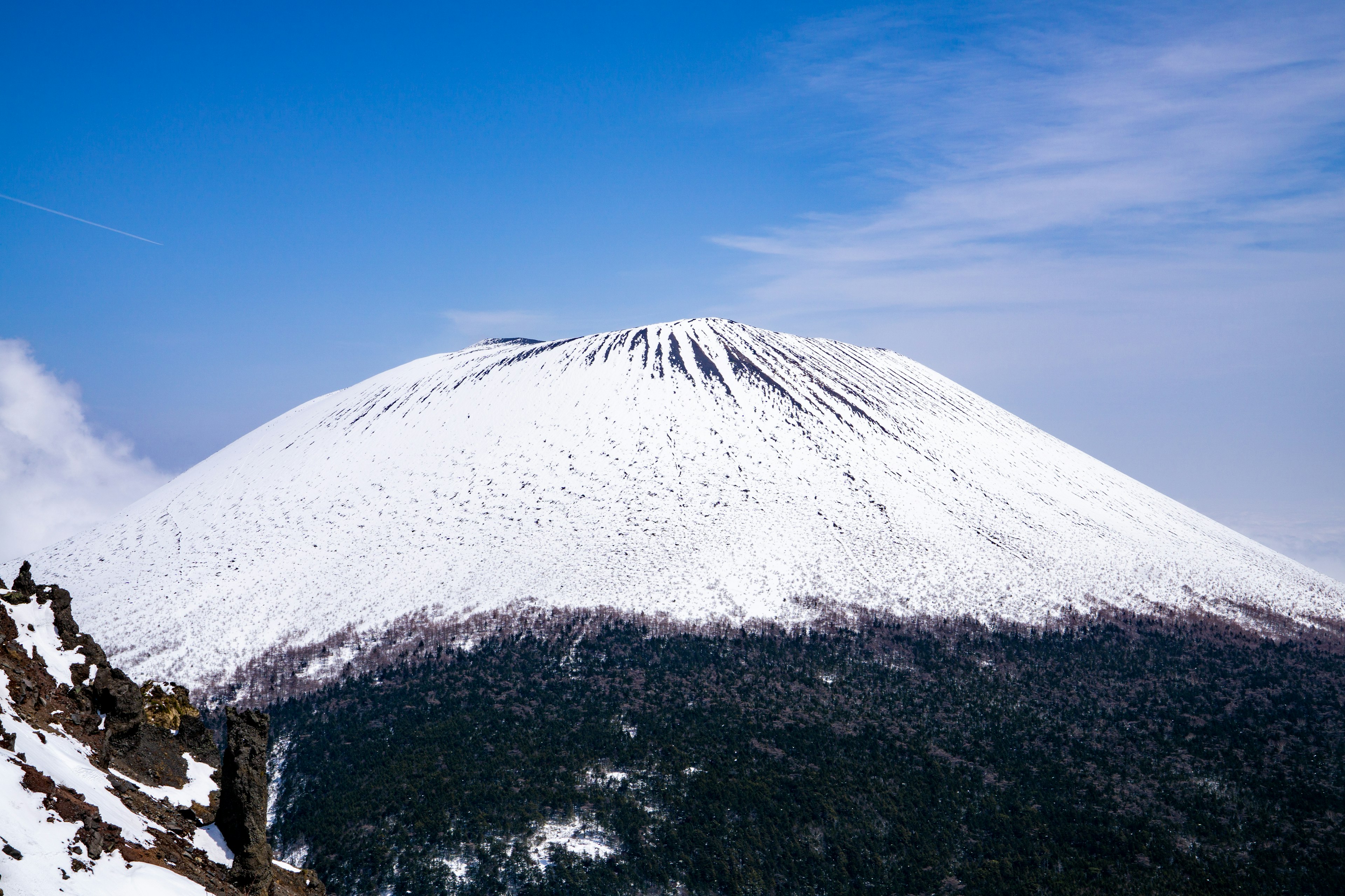 Une vue magnifique d'une montagne couverte de neige