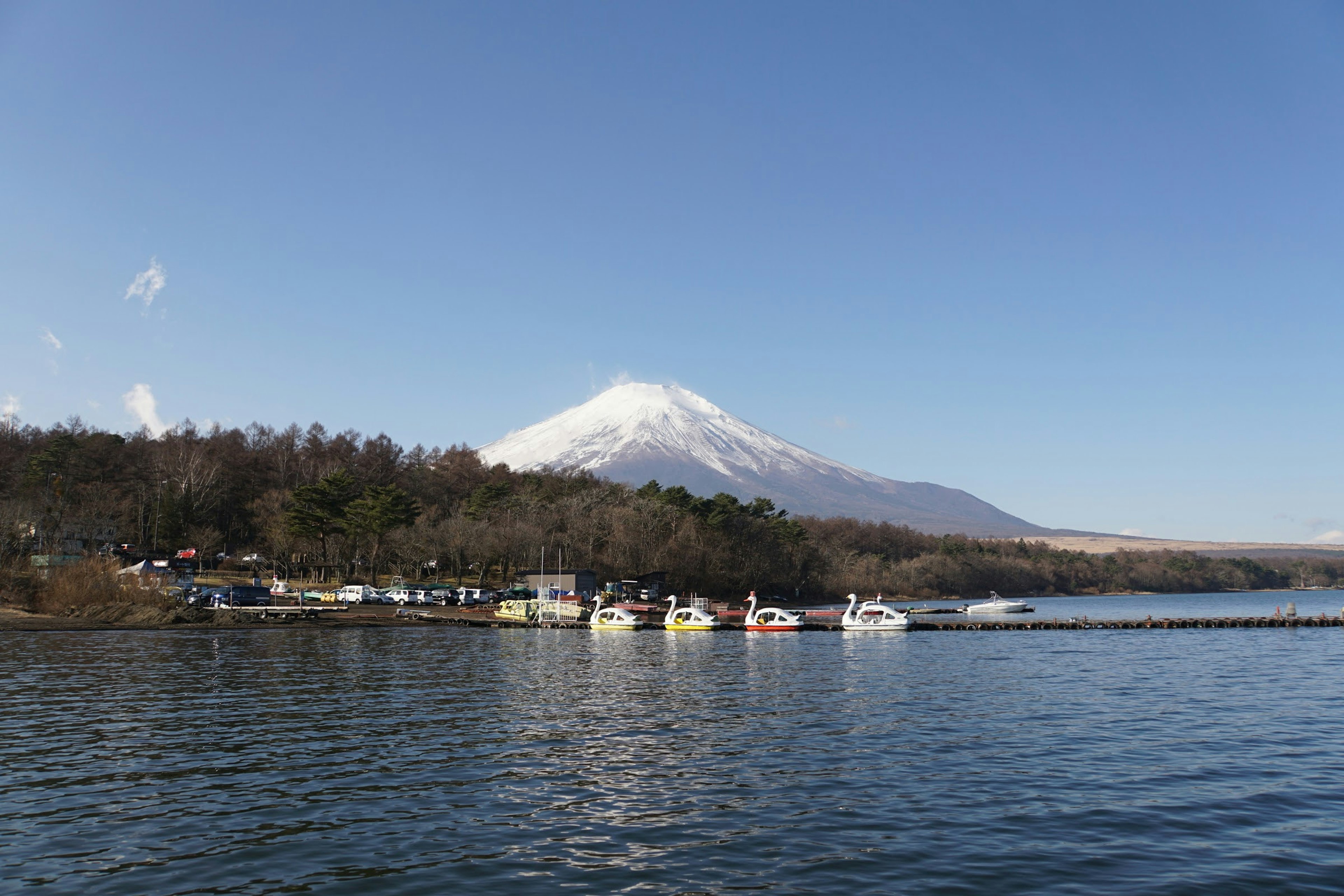 Vista panoramica del monte Fuji con barche su un lago tranquillo