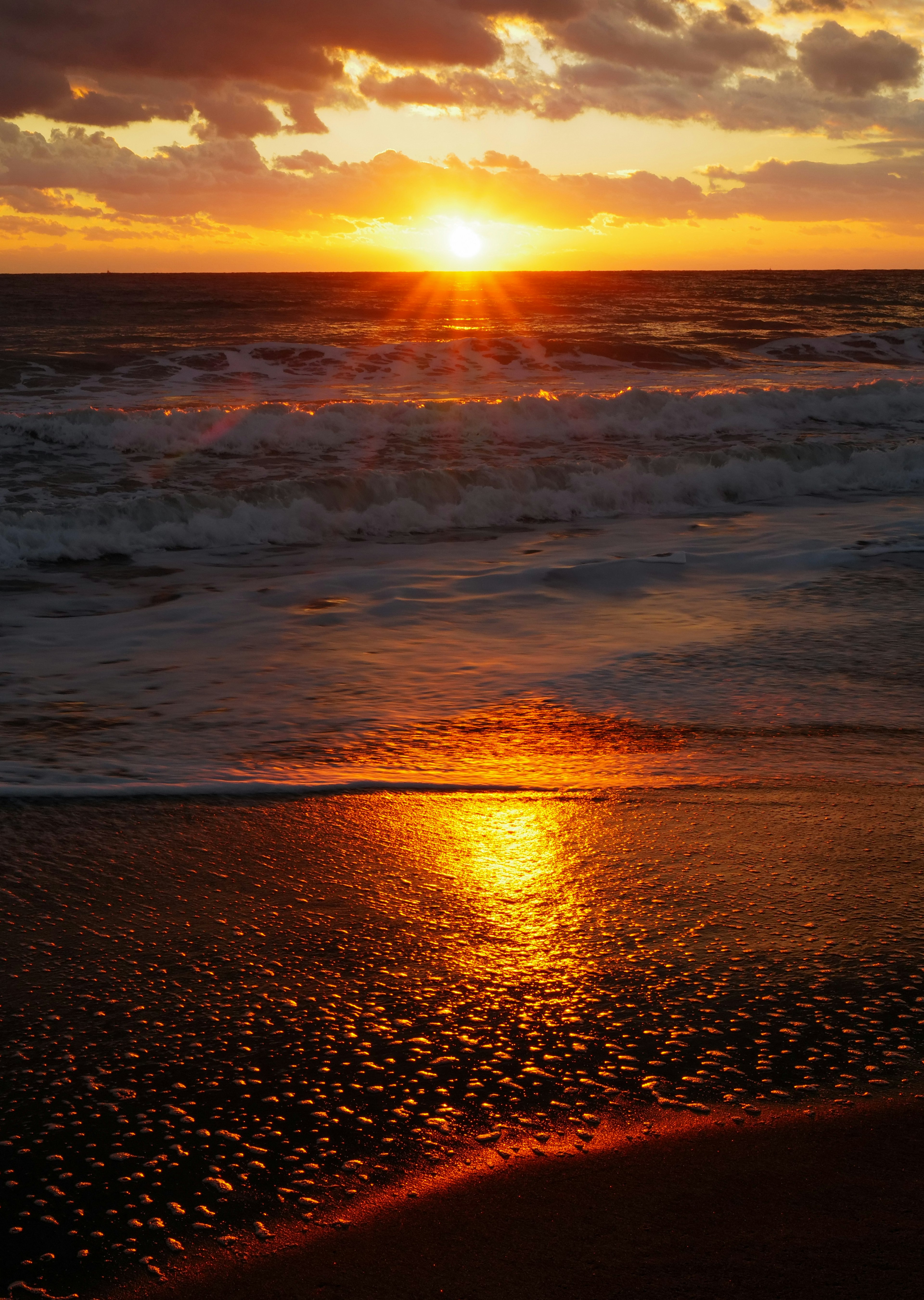 夕日が海に沈む美しい風景