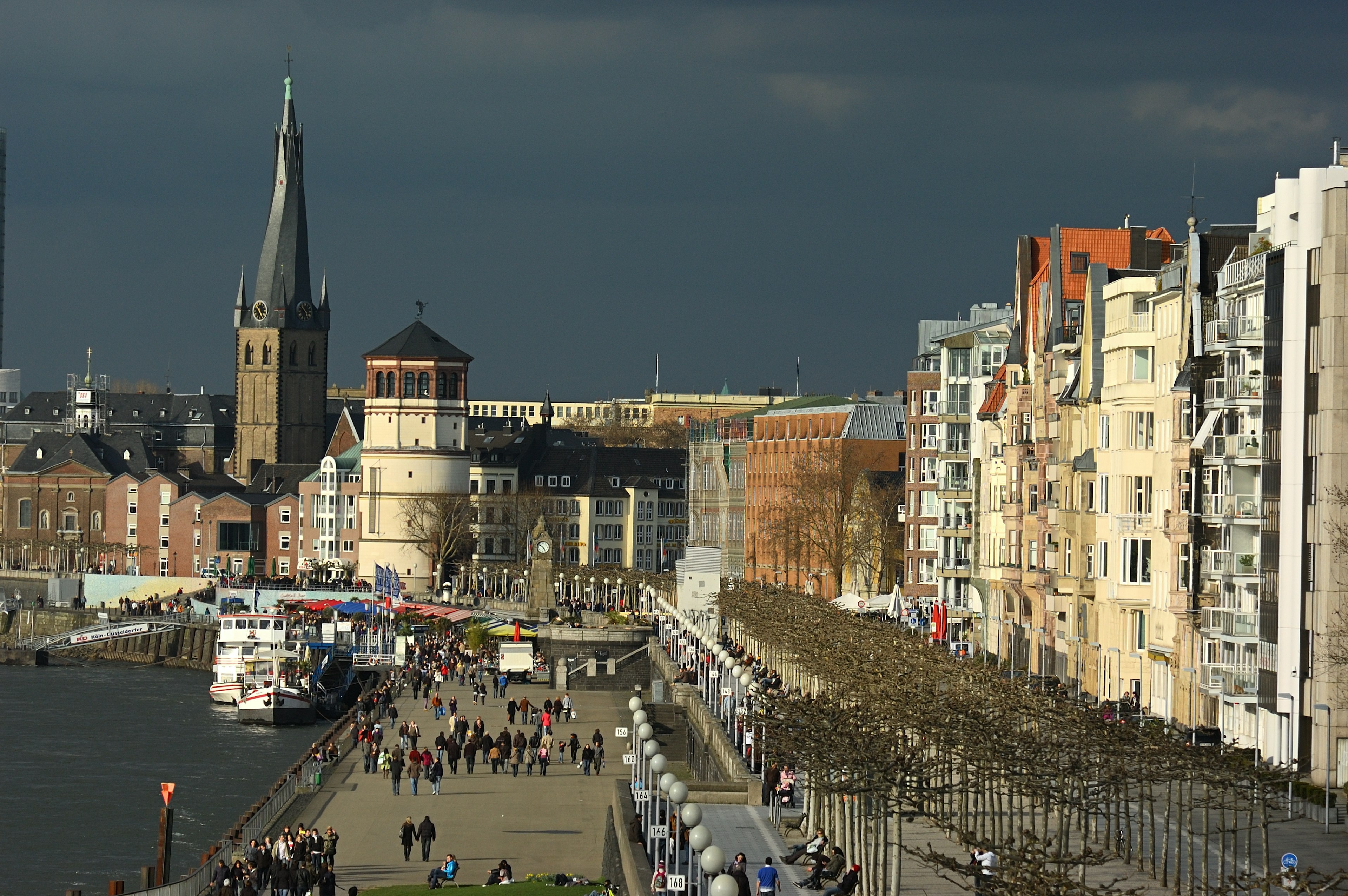 Schöne Aussicht auf die Ufer von Düsseldorf mit historischen Gebäuden und Menschen