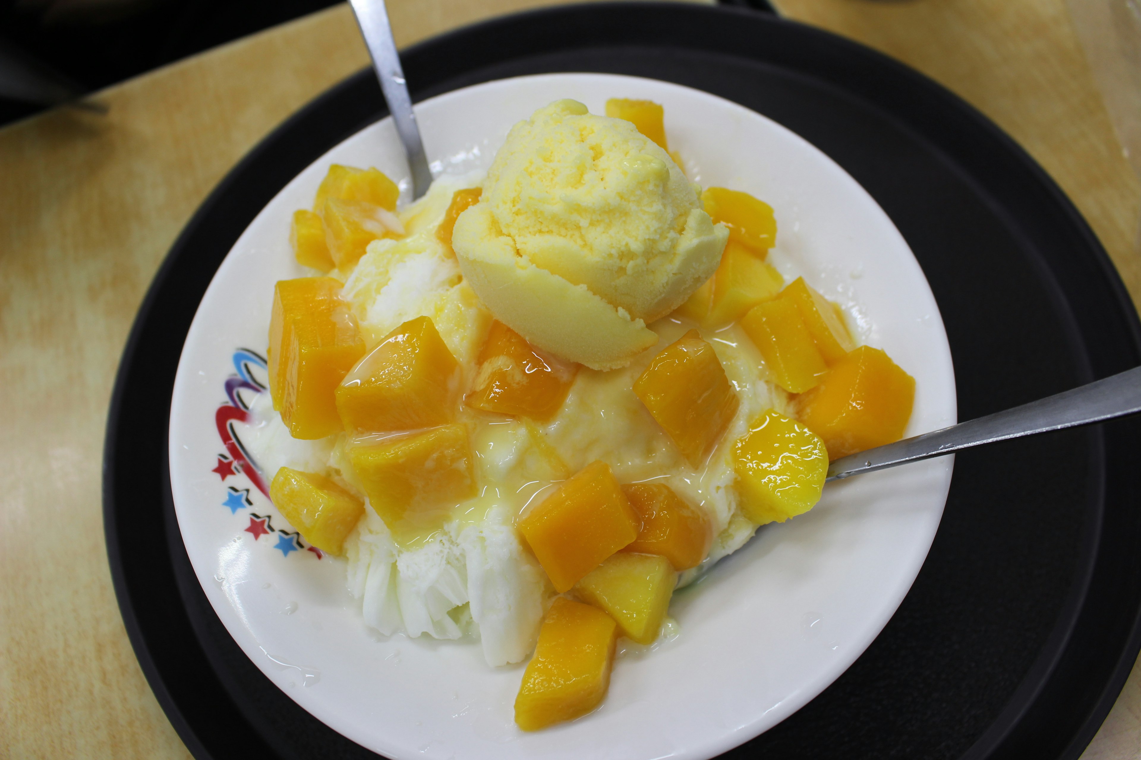 Makanan penutup es serut dengan mangga dan es krim