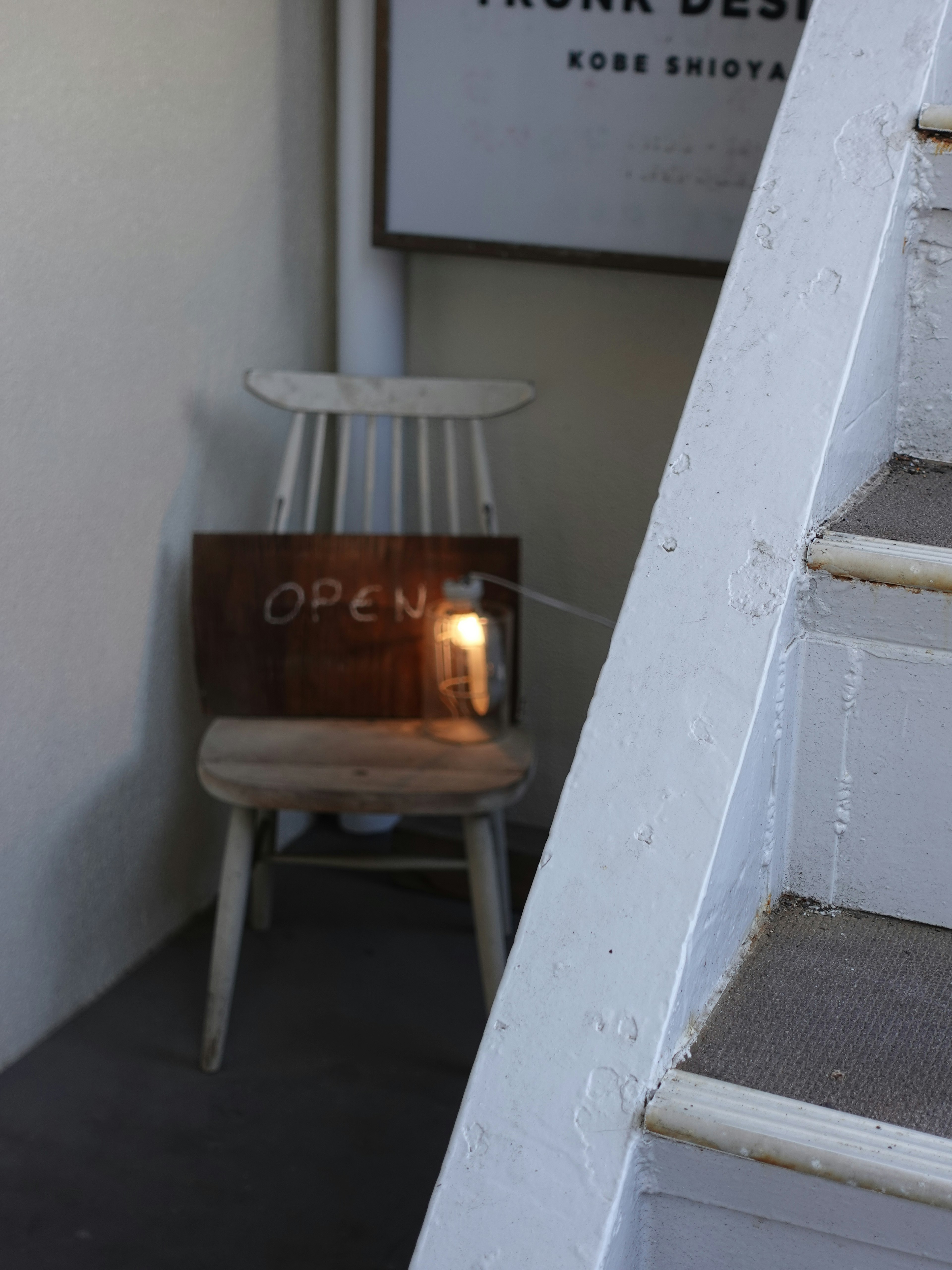 Une chaise avec un panneau ouvert à côté d'un escalier