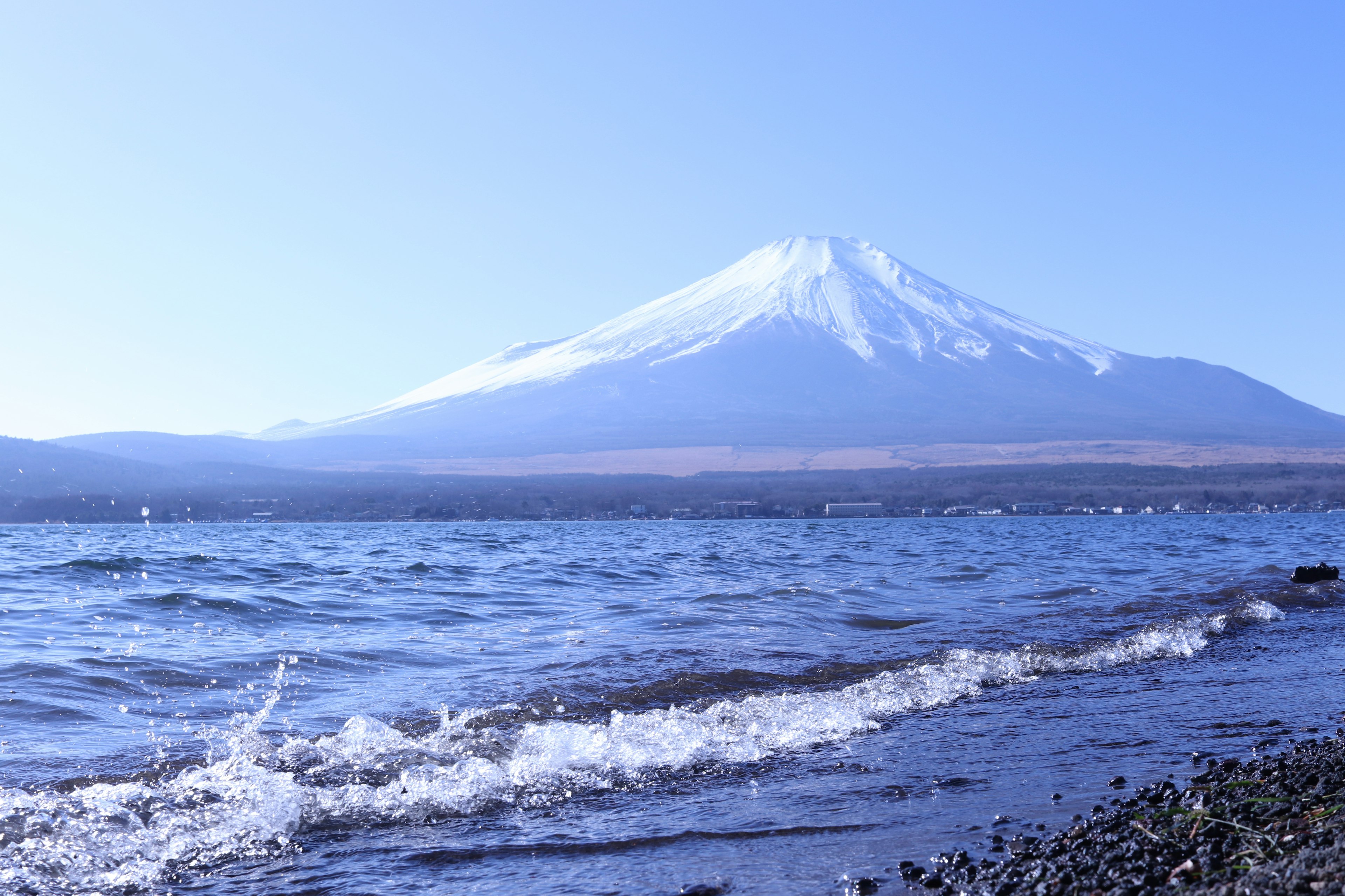 富士山與寧靜的湖泊景觀晴朗的藍天和柔和的波浪