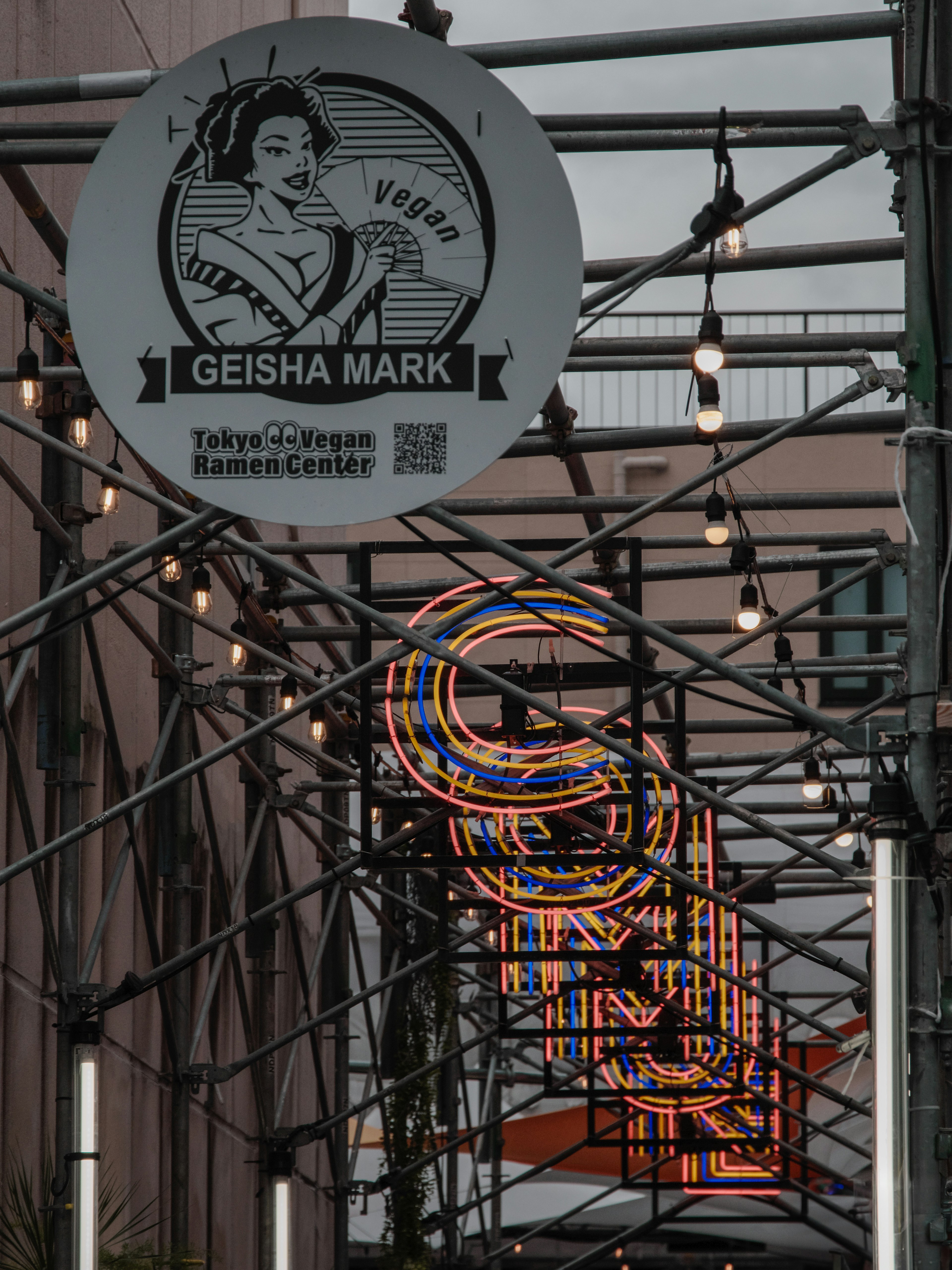 Straße mit dem Geisha Mark Schild und bunten Neonbuchstaben