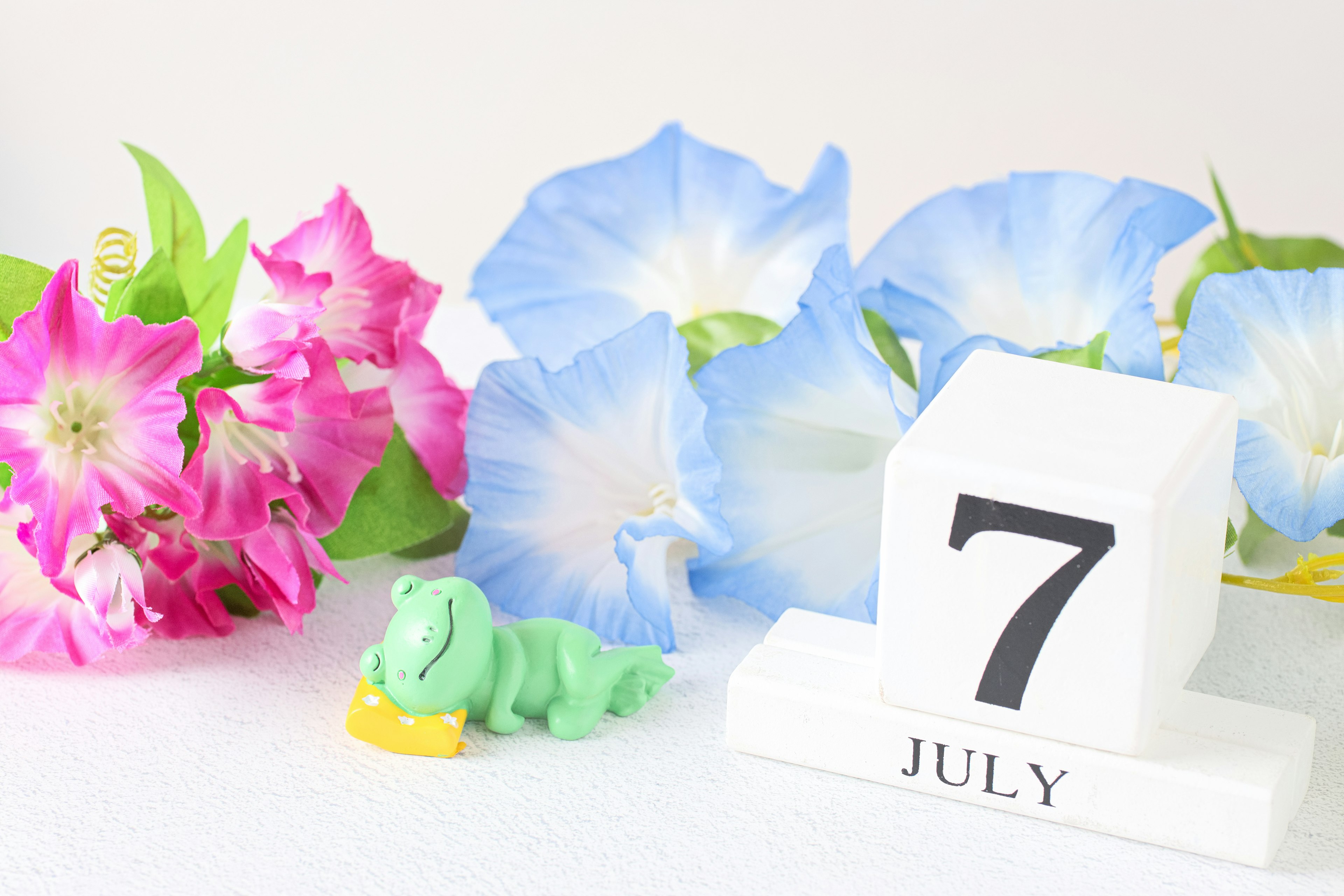 Fiori colorati con un calendario che mostra il 7 luglio