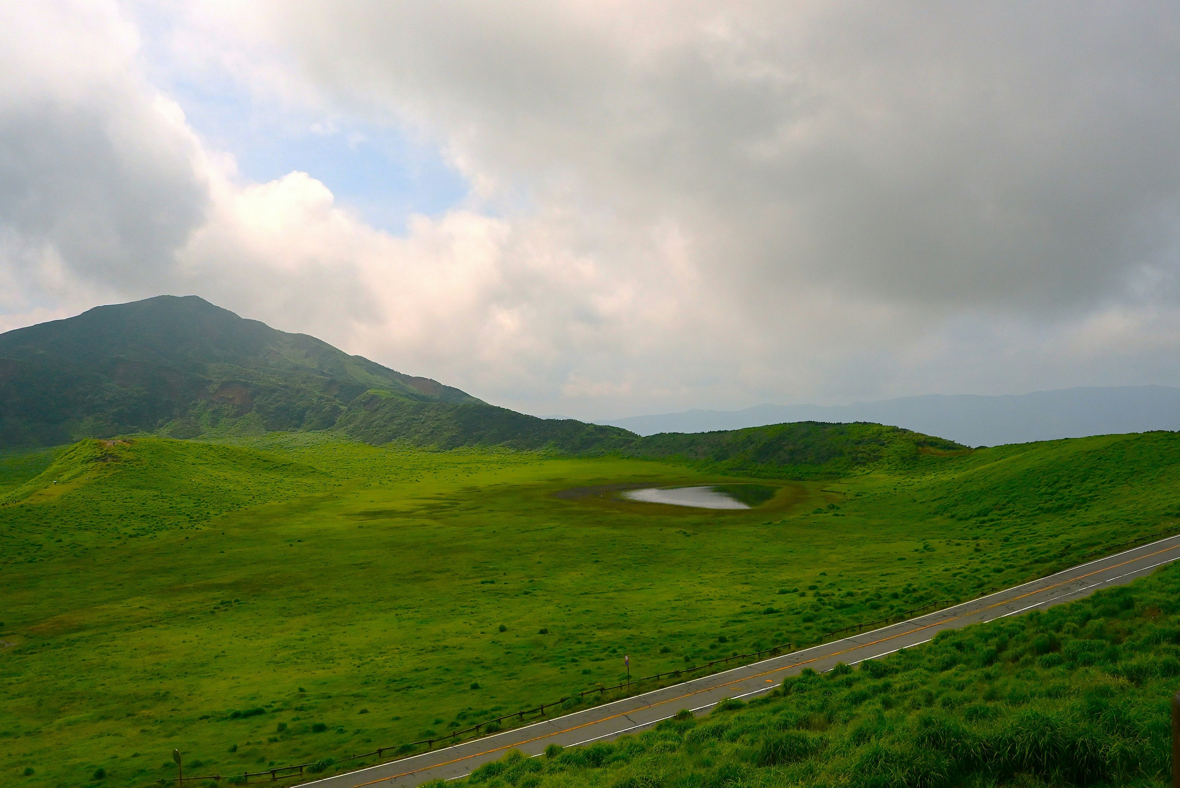 绿色山丘和小池塘的风景