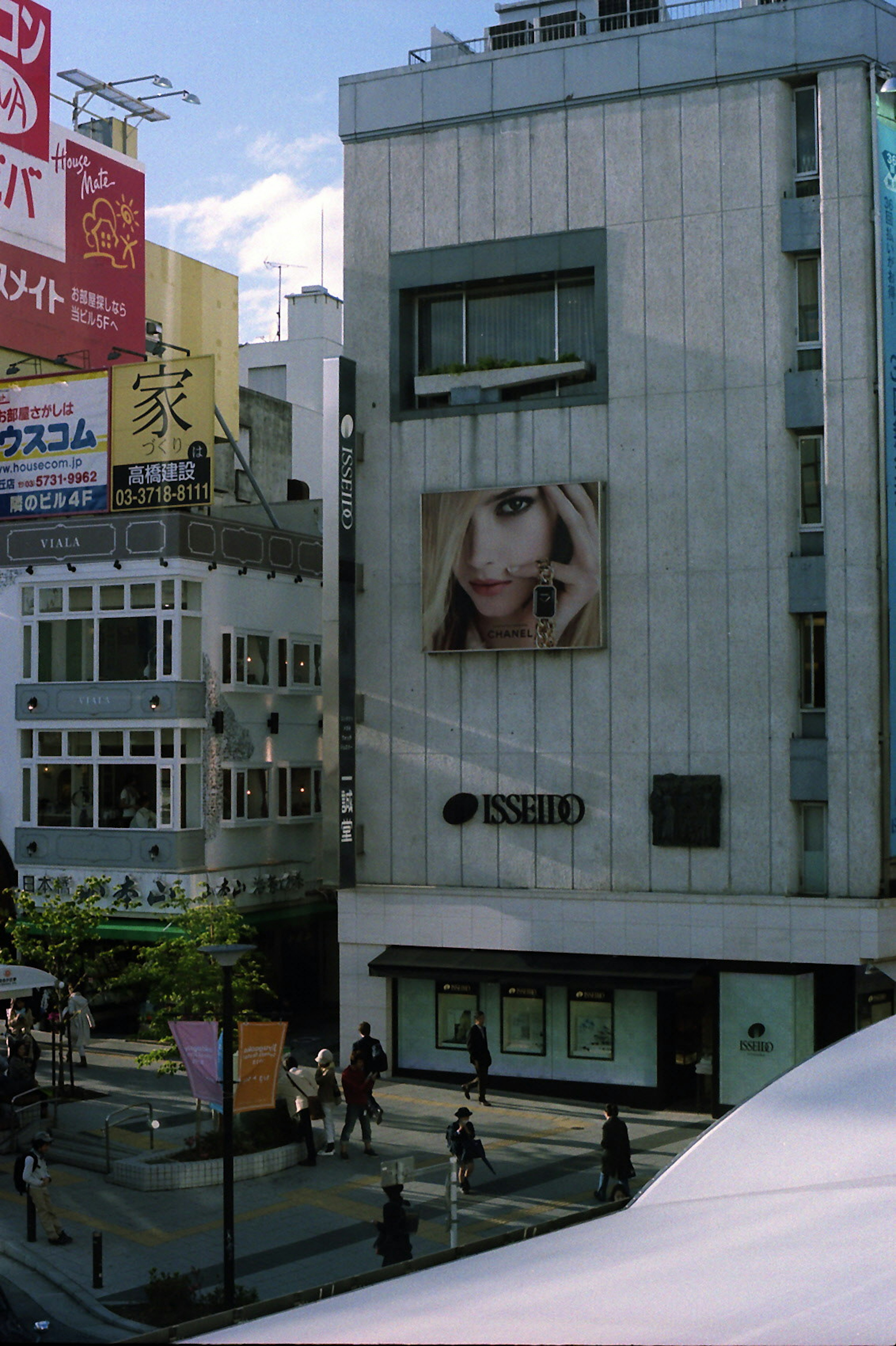 Paisaje urbano con un gran anuncio facial en un edificio