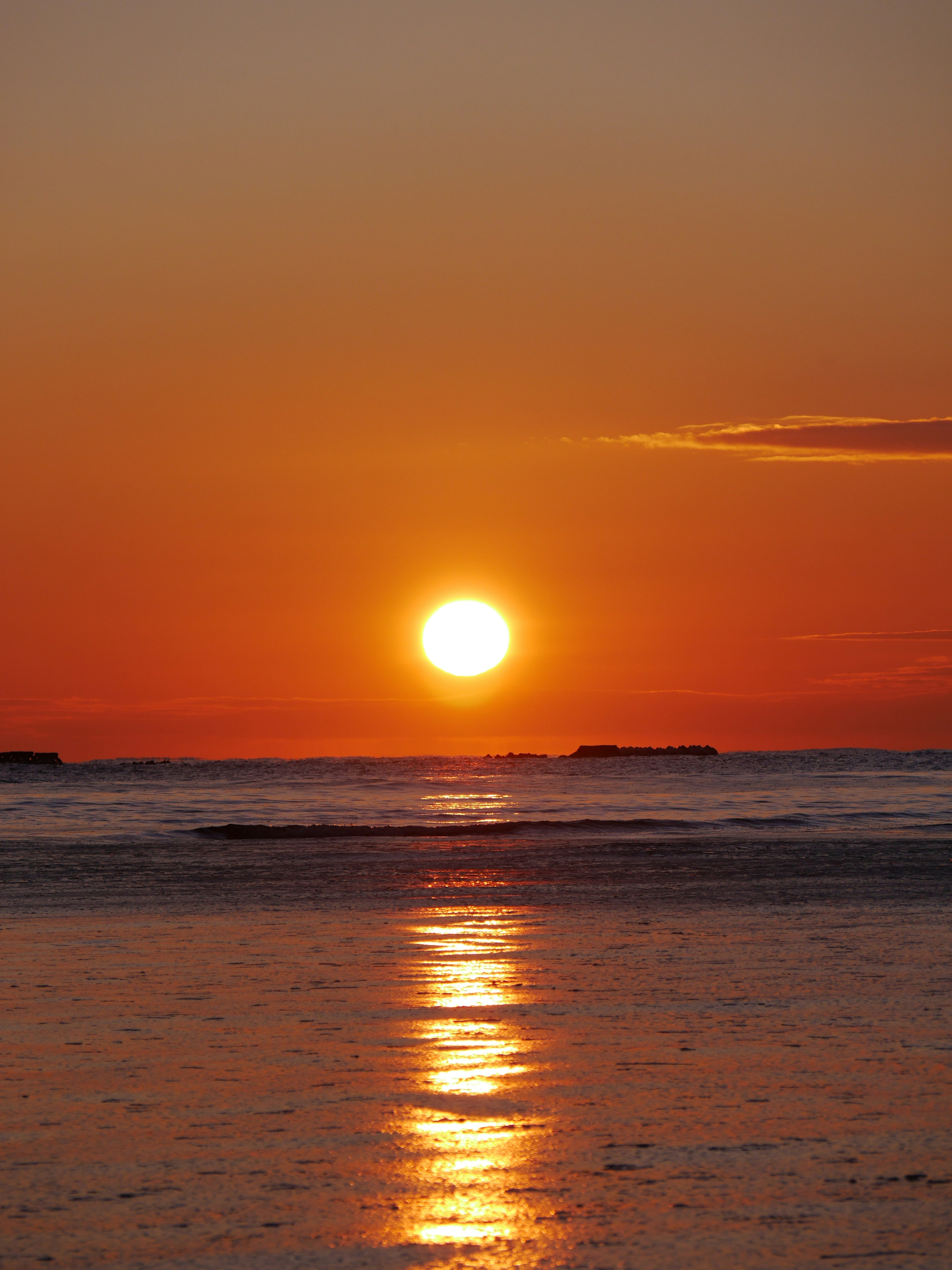 夕日が海に沈む美しい風景 水面に反射するオレンジ色の光