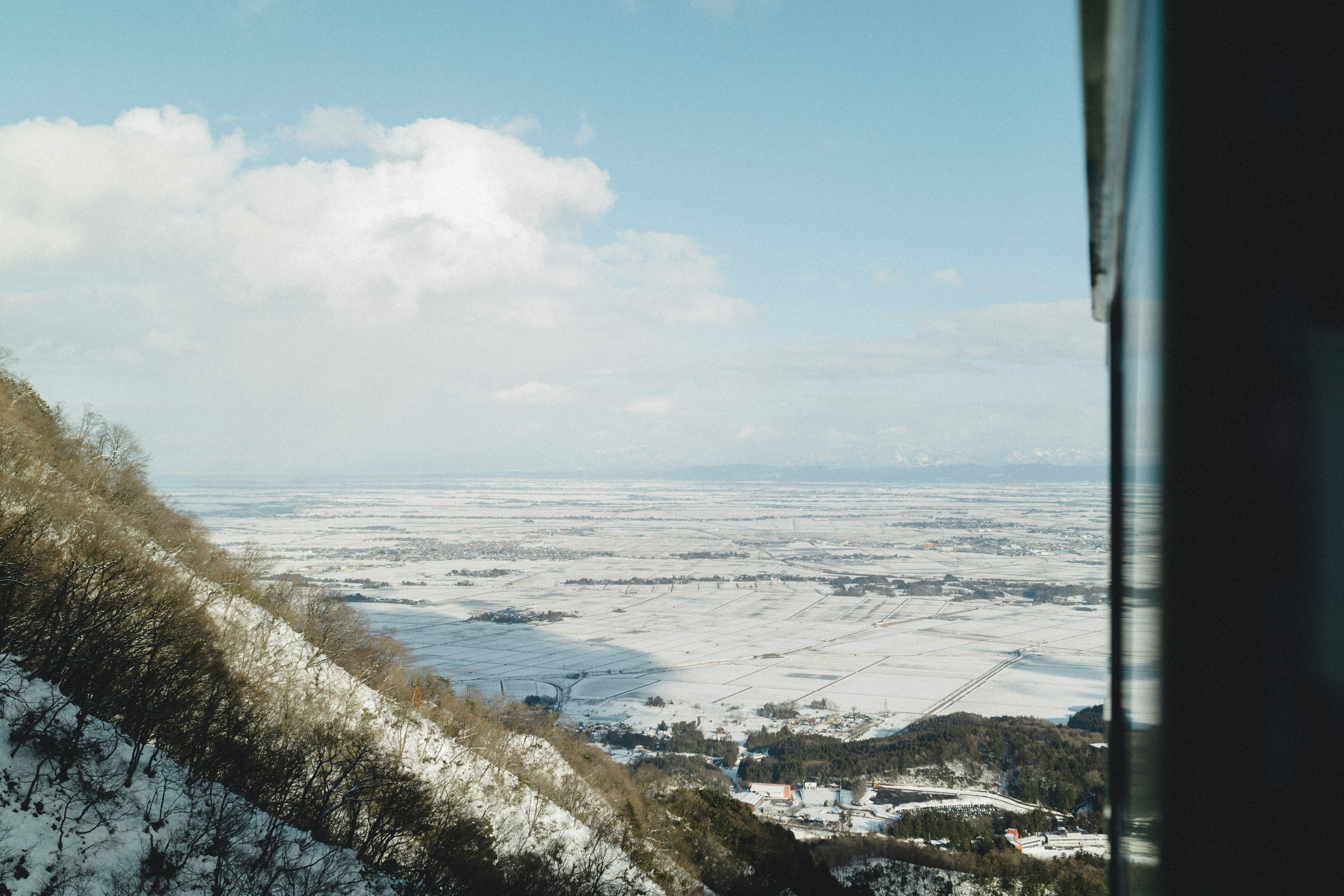 Vaste paysage enneigé sous un ciel bleu clair