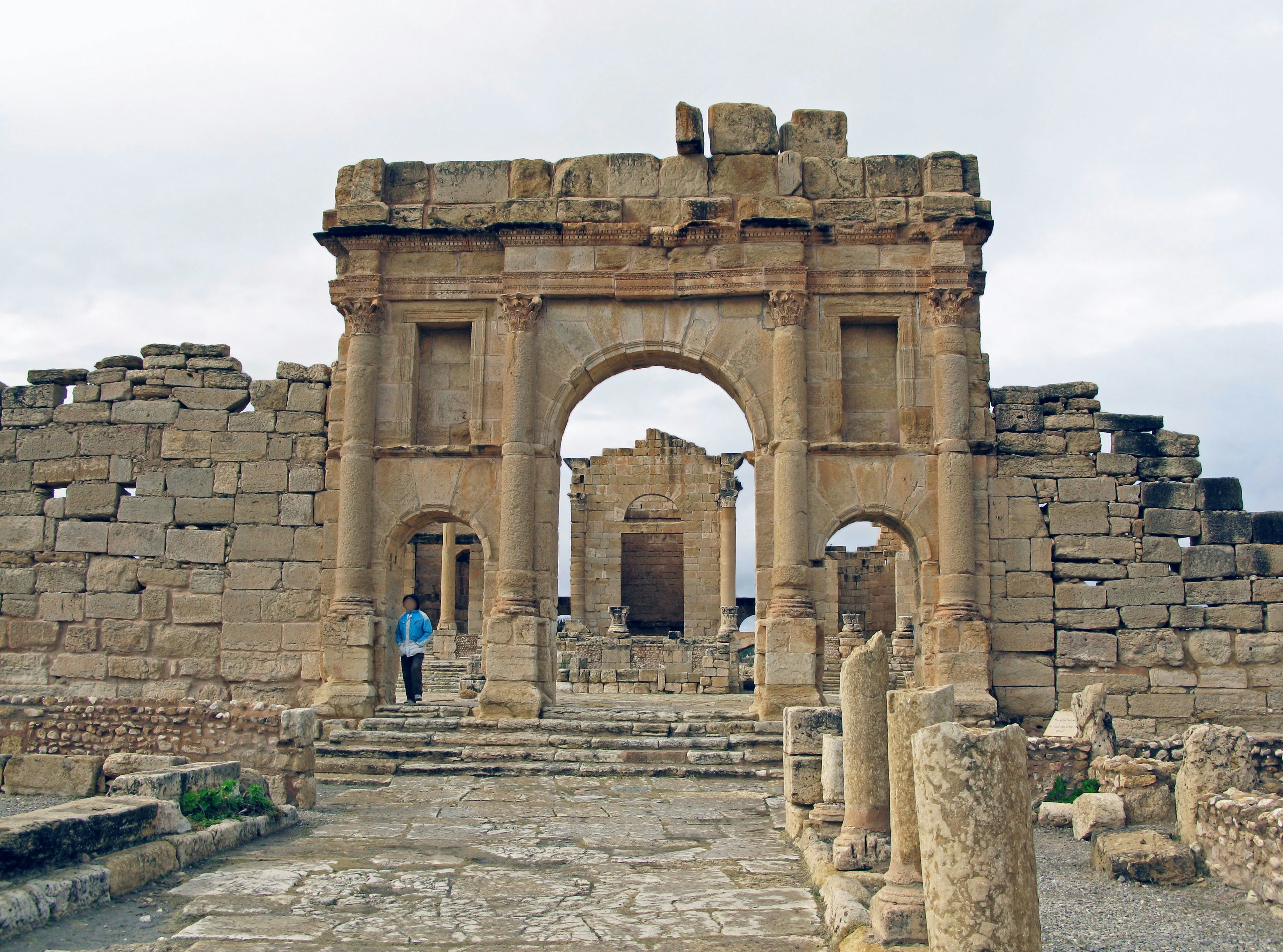 Rovine antiche con un grande arco e strutture in pietra