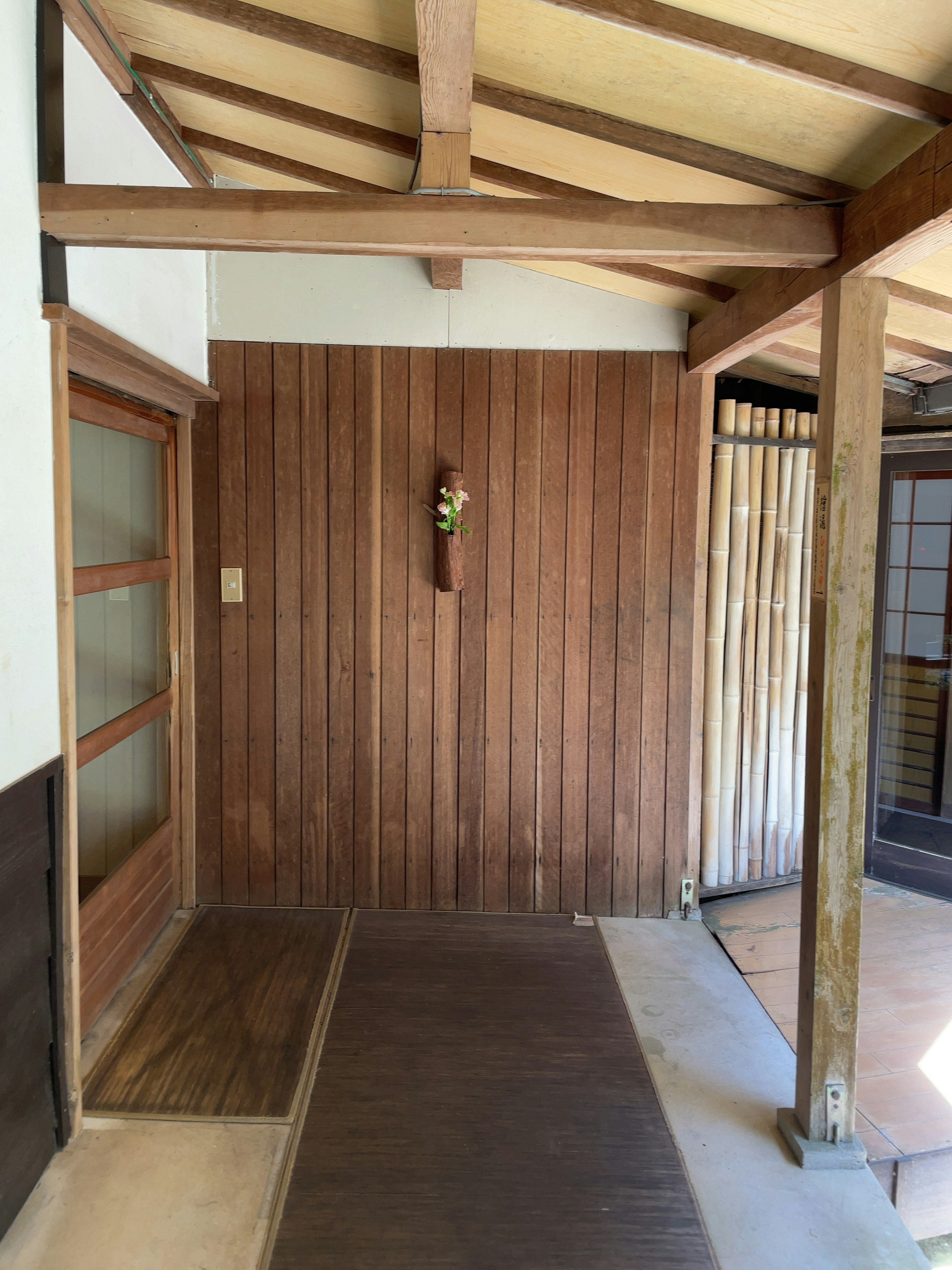 Interior tradisional Jepang dengan dinding dan langit-langit kayu