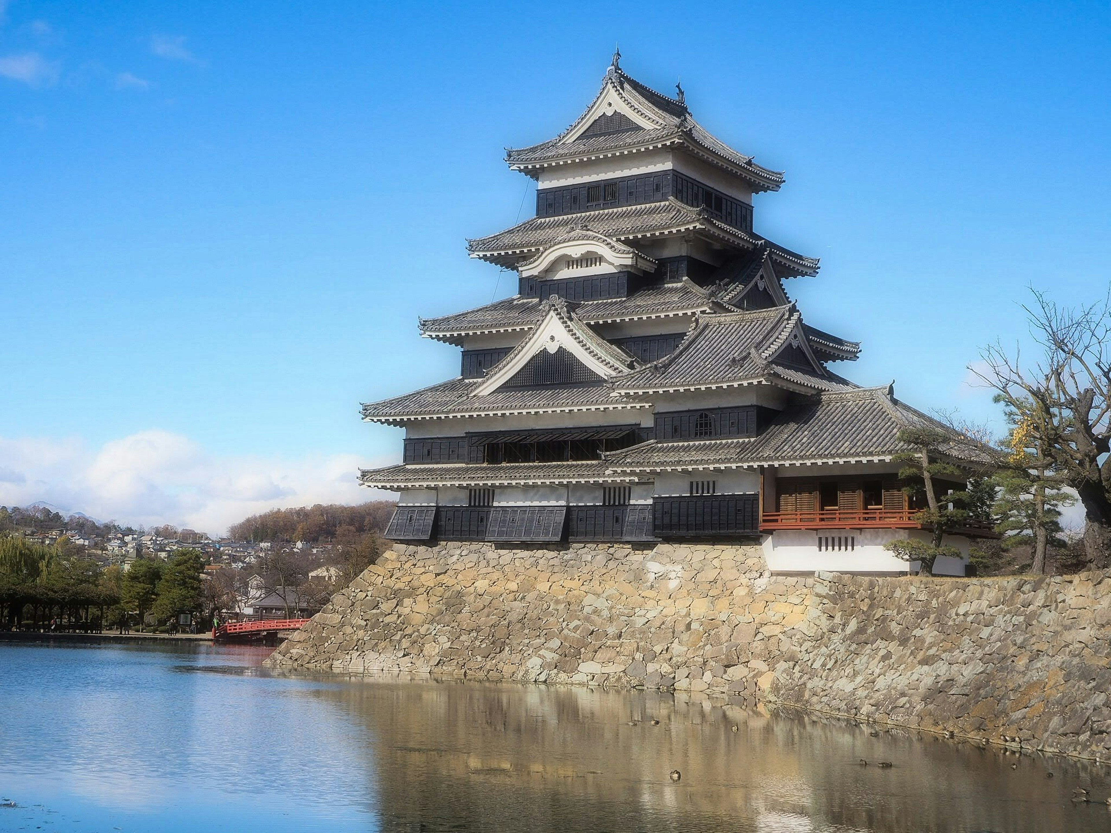 松本城の美しい外観と青空の背景