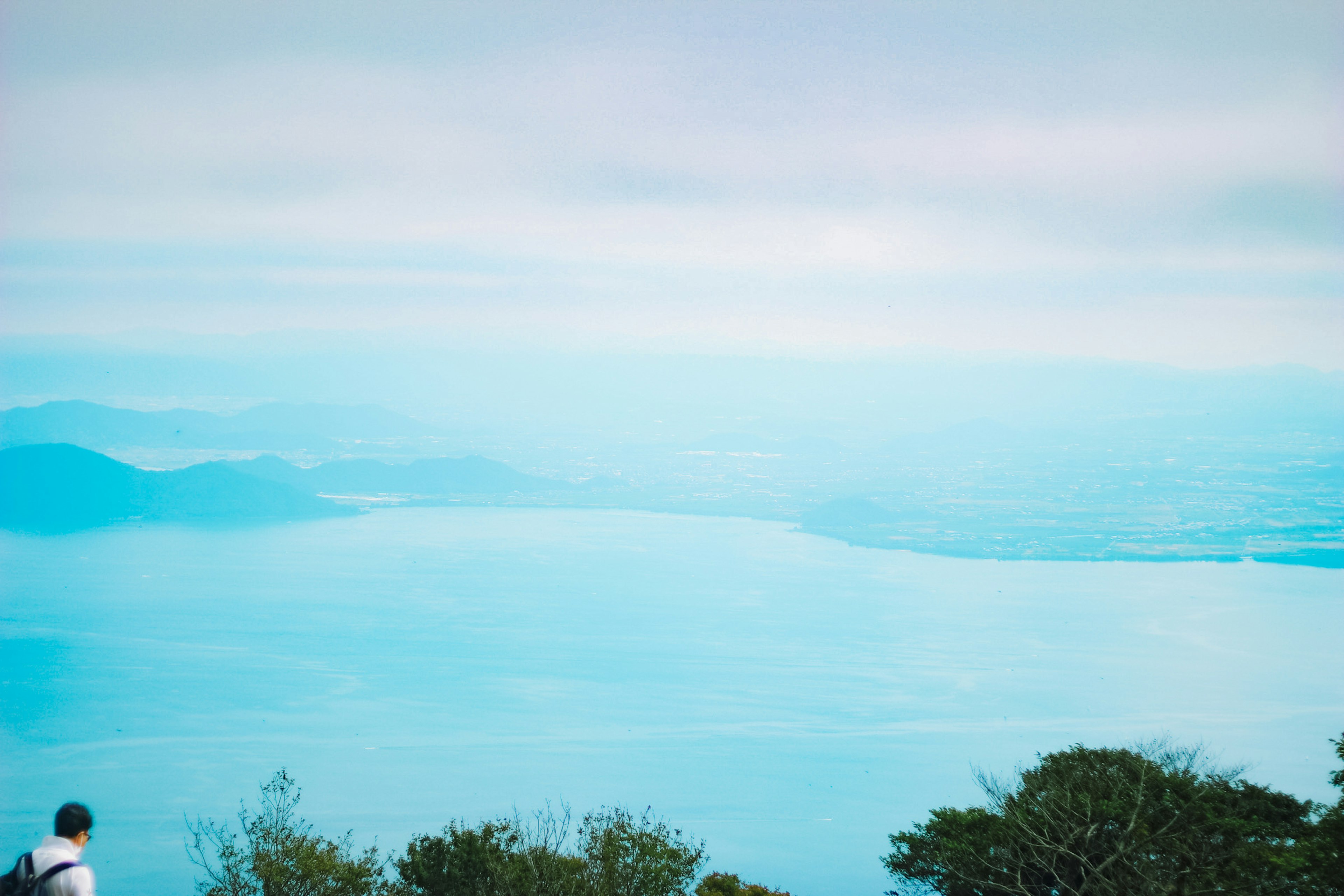 Vista panoramica dell'oceano blu e del cielo con montagne sullo sfondo