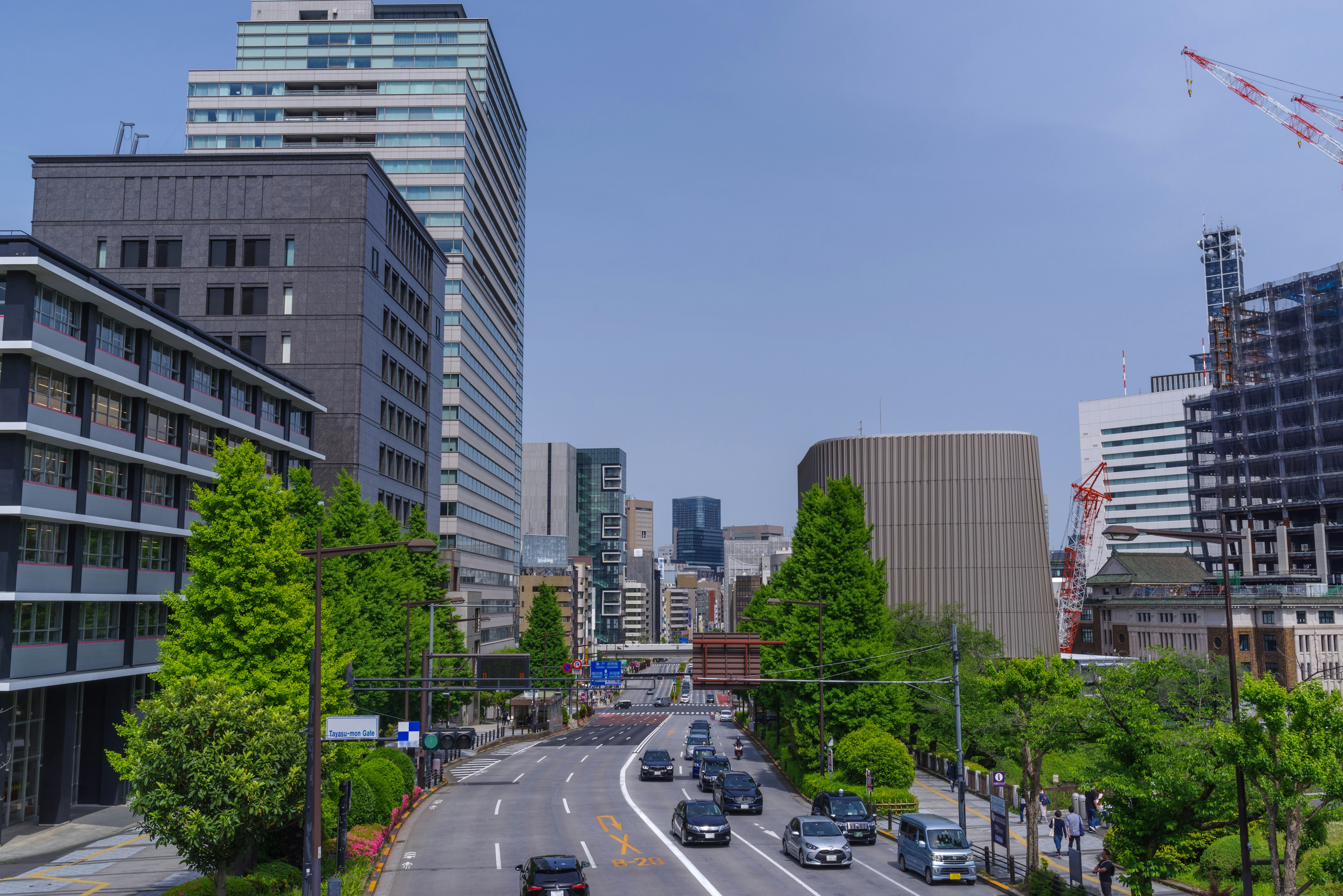 Paysage urbain avec des gratte-ciels et un flux de circulation