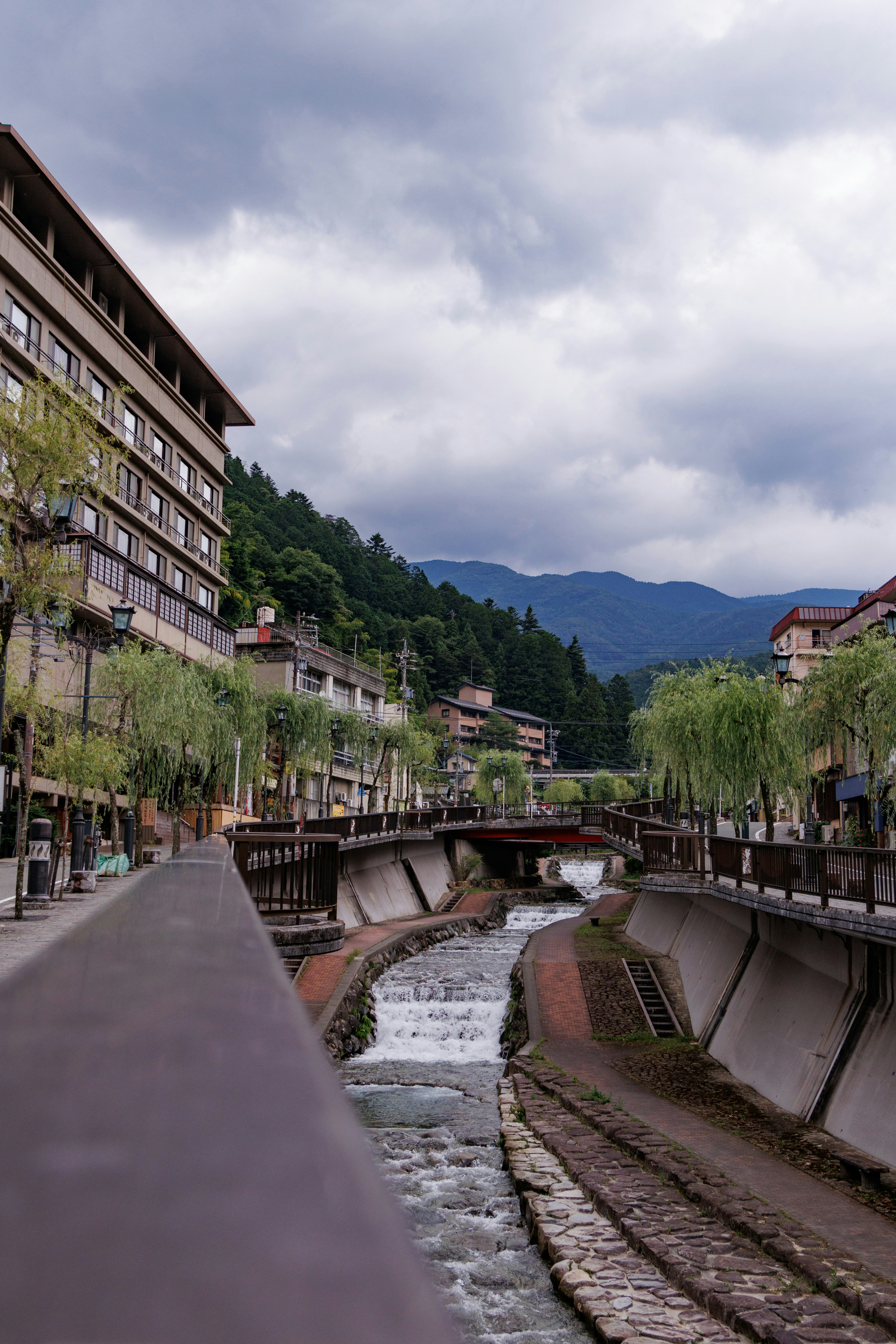 温泉小镇的风景，河流和山脉环绕