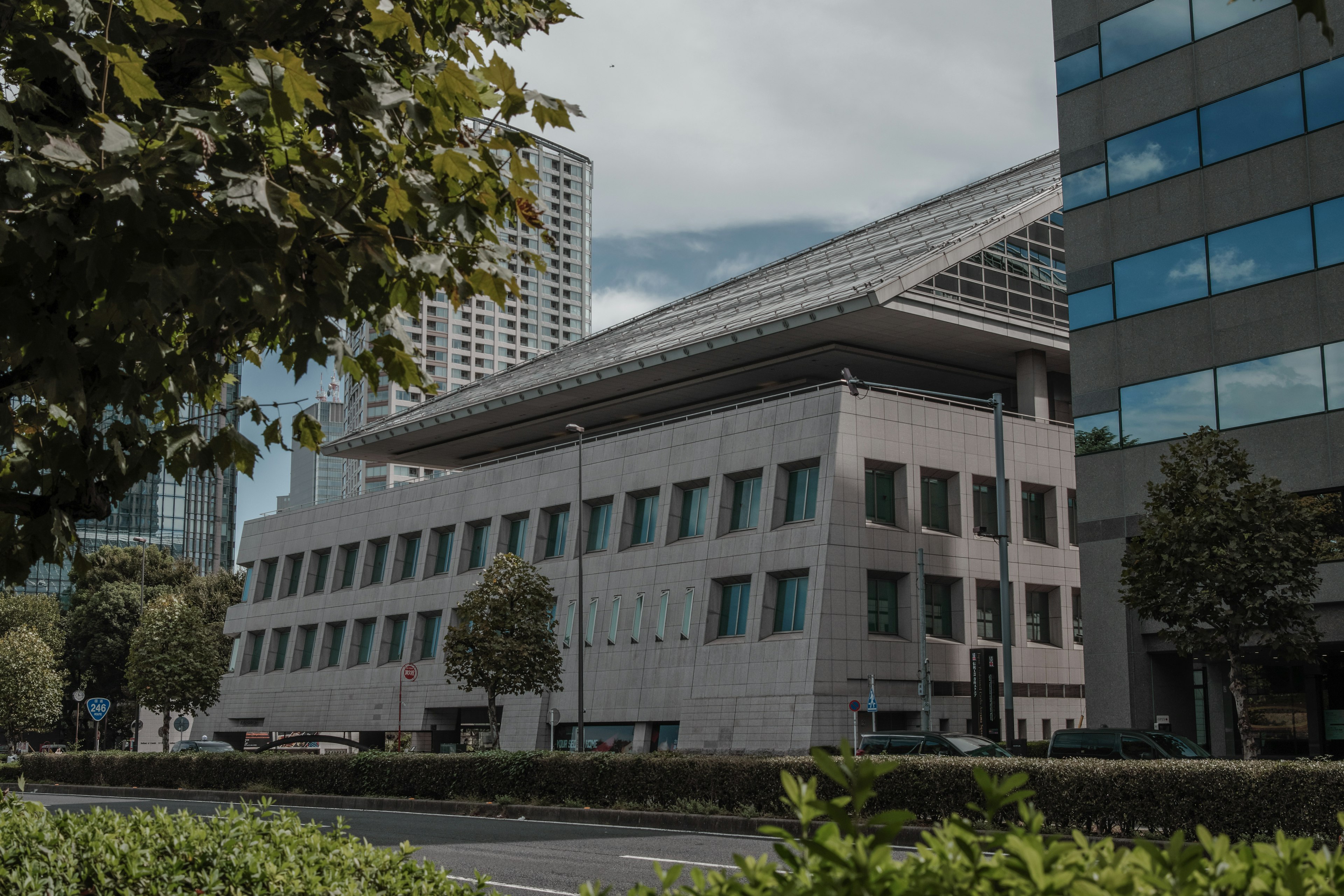 Bâtiment moderne avec de la verdure dans un cadre urbain