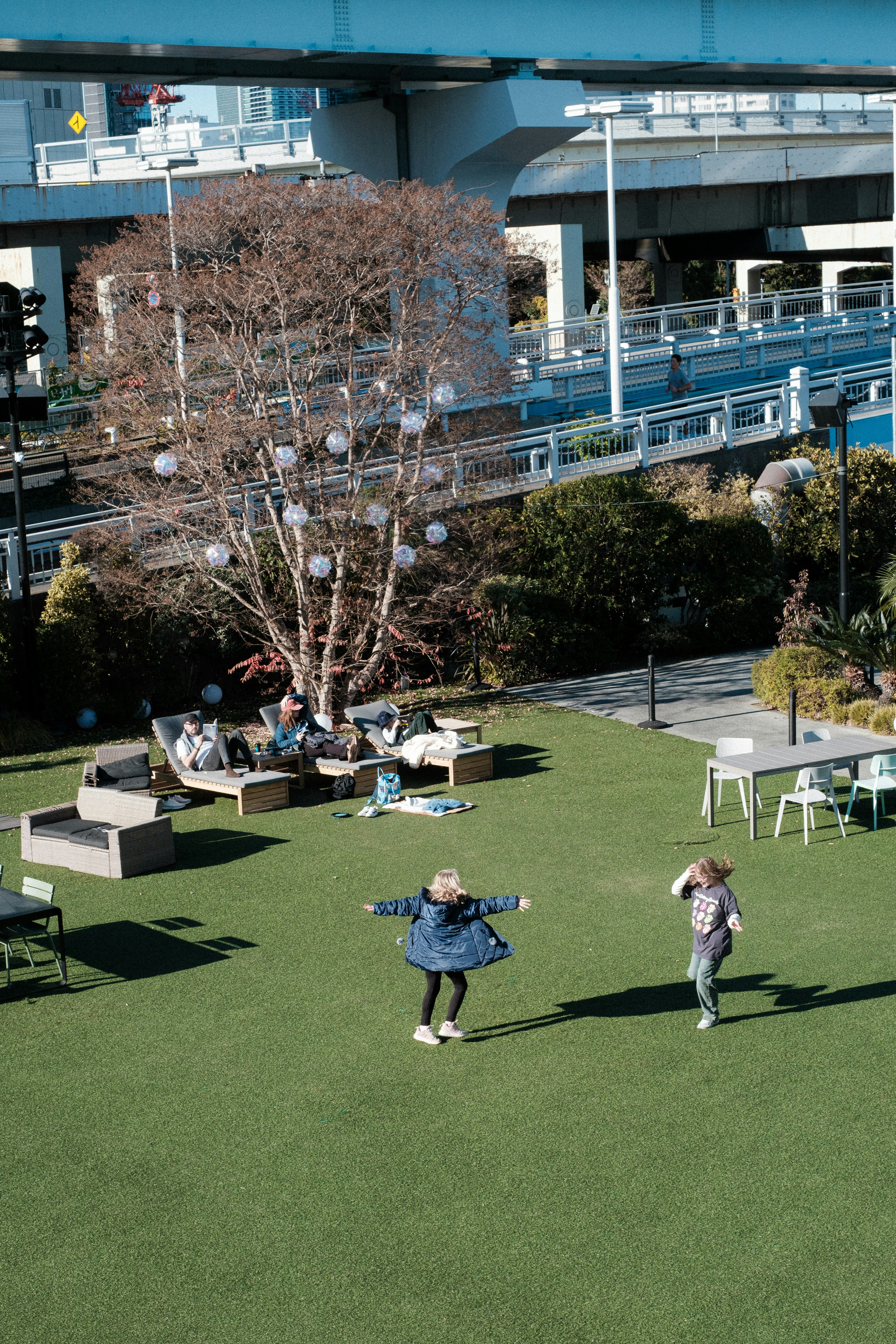 Enfants jouant dans un parc avec de l'herbe verte