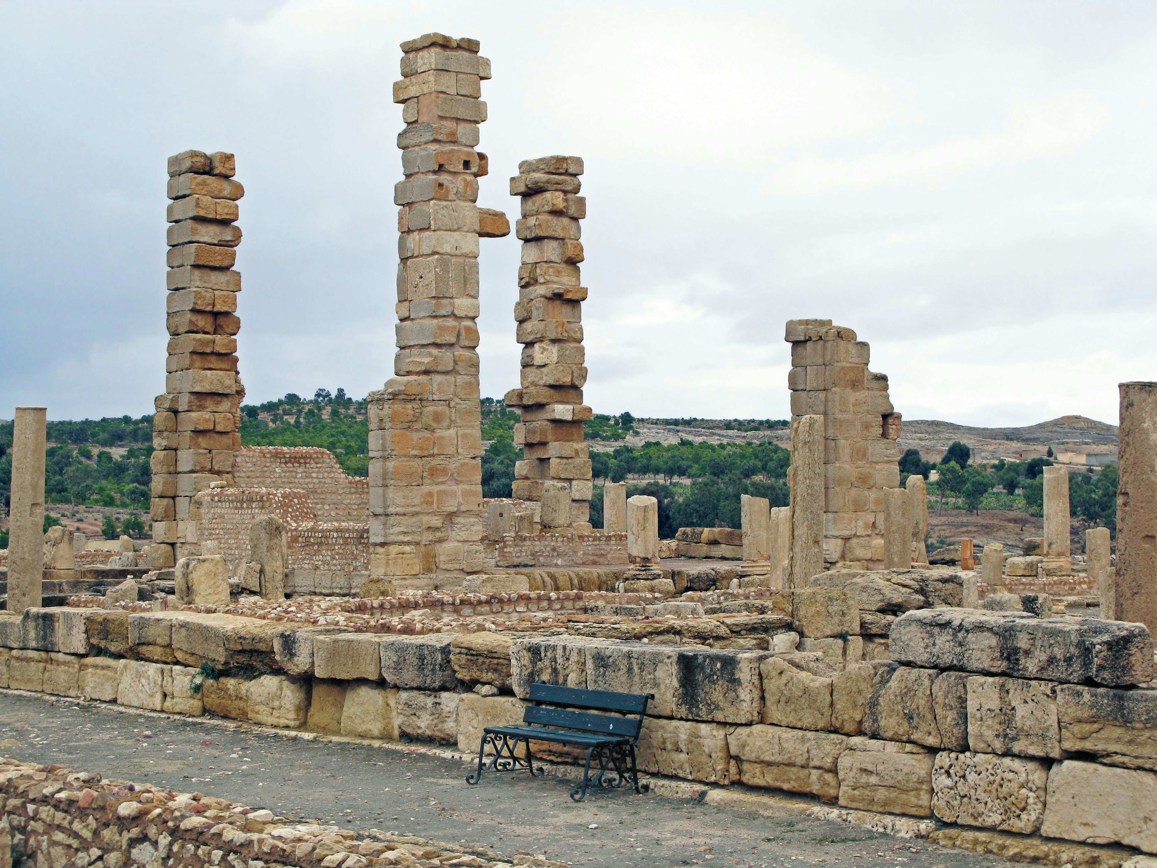 Ruines avec de grandes colonnes en pierre et des structures anciennes