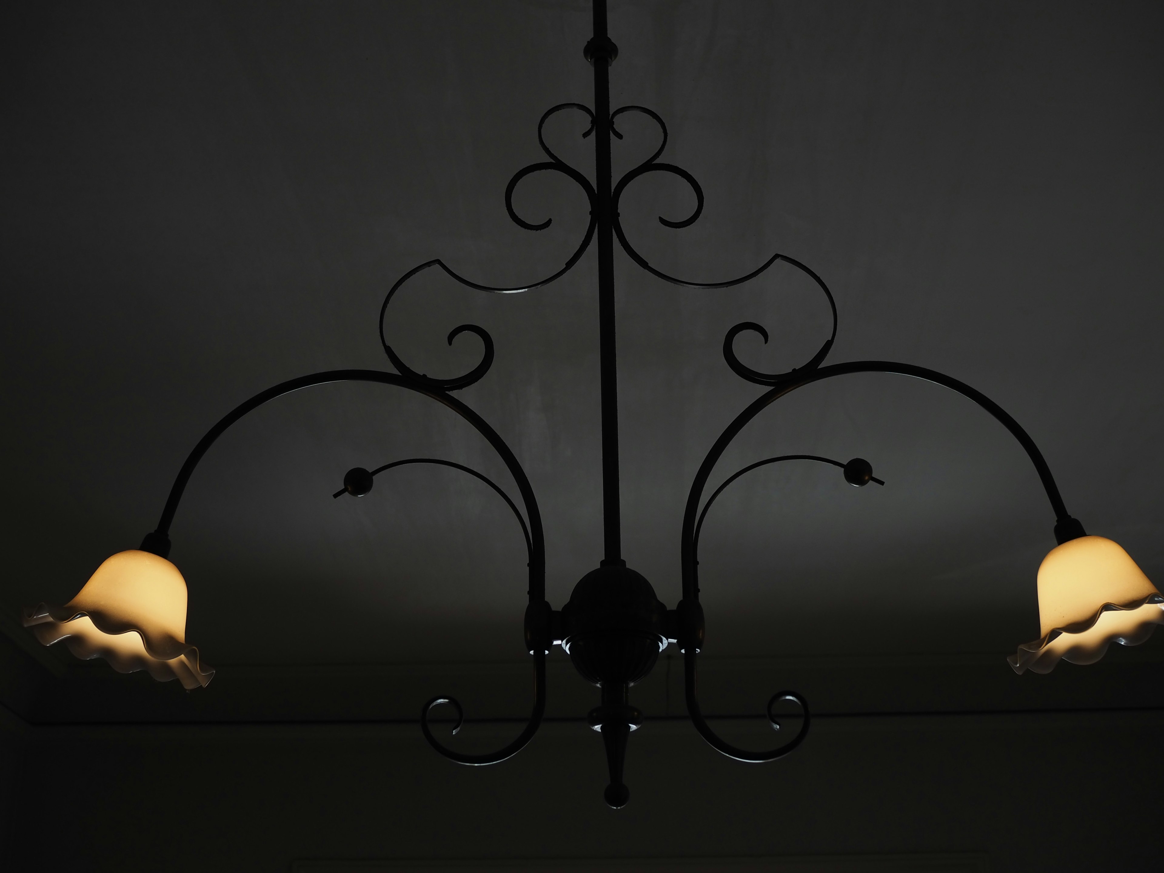 Chandelier en fer noir avec des abat-jours crème