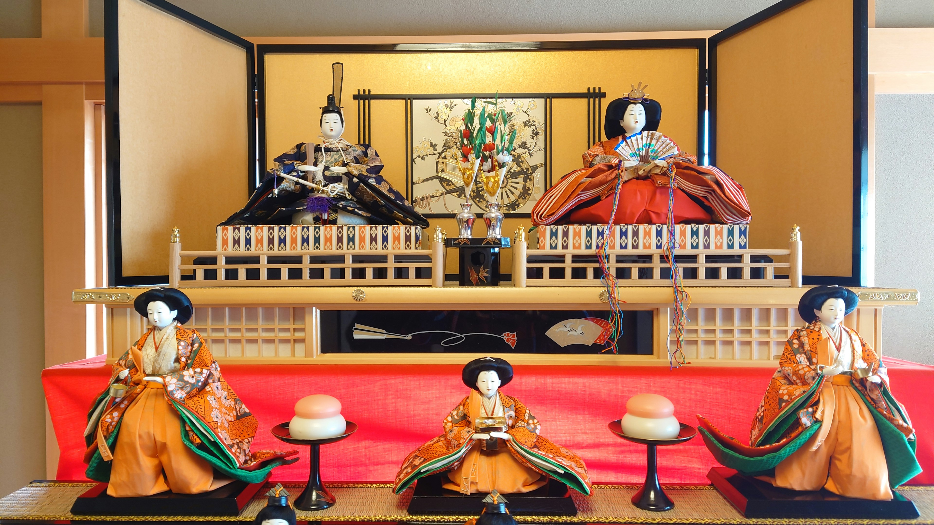 Traditionelle Hina Matsuri-Puppen schön für das Fest präsentiert