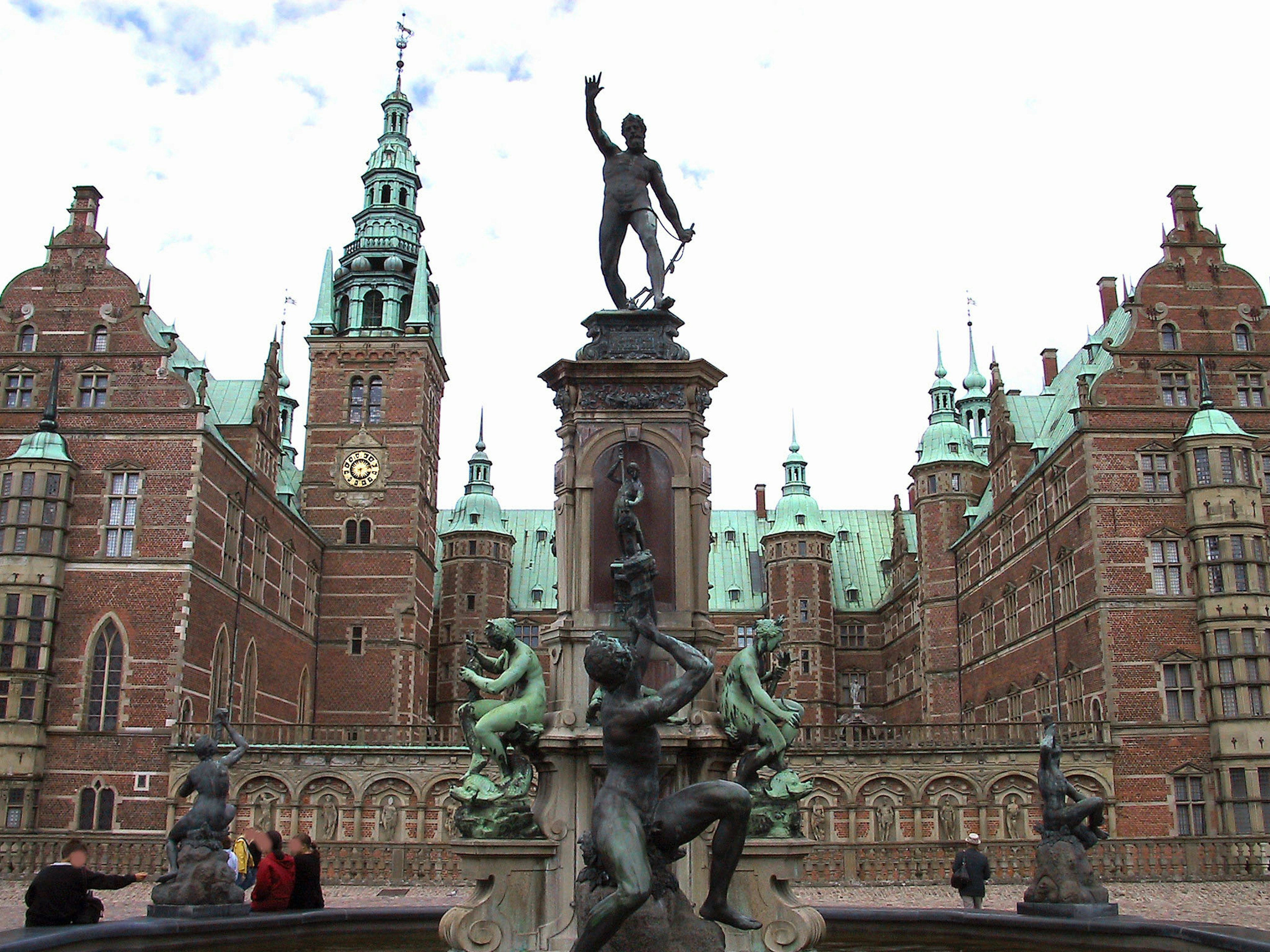 Đài phun nước lâu đài Frederiksborg với các bức tượng xung quanh ở Copenhagen