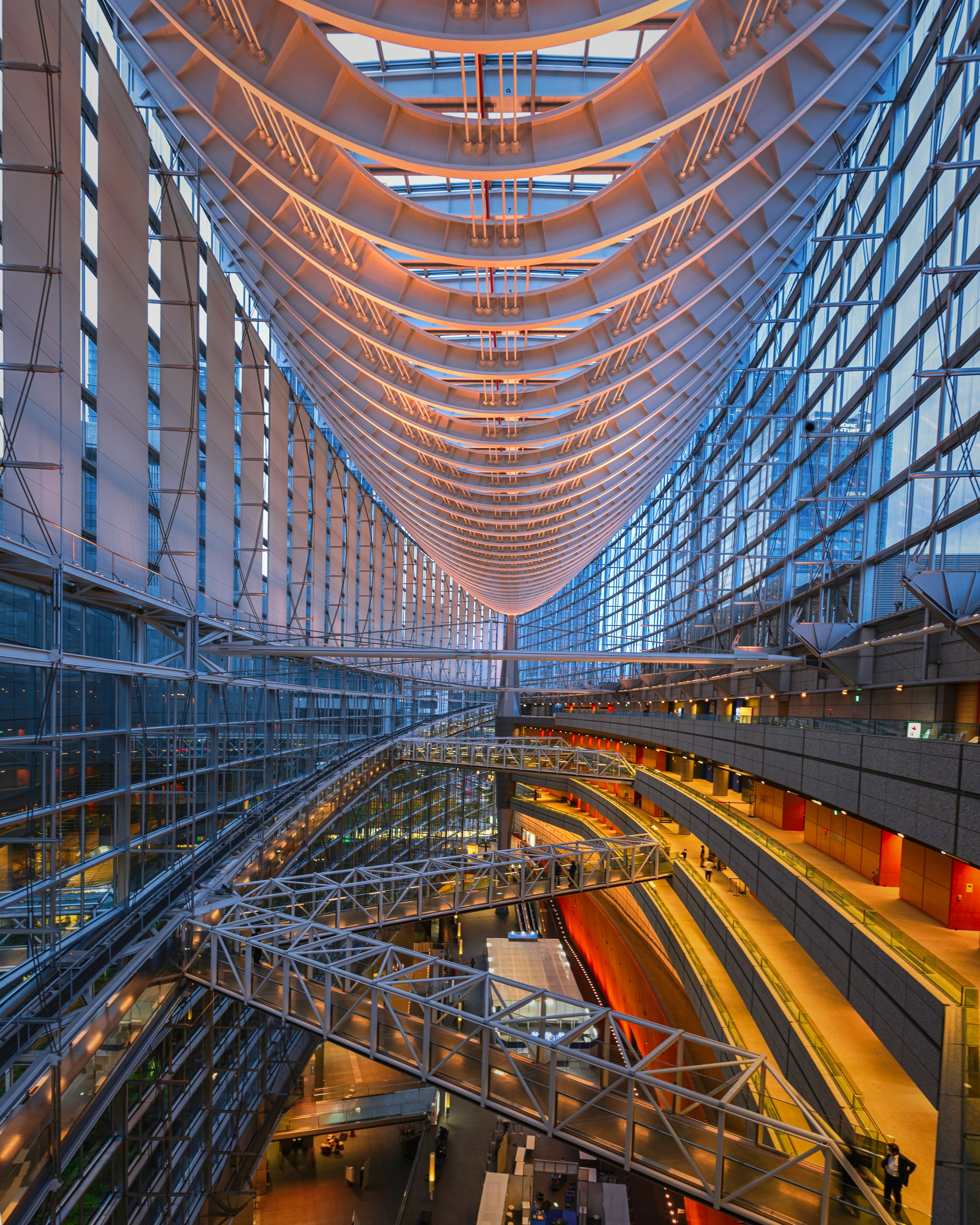 Pemandangan interior Tokyo International Forum dengan langit-langit melengkung yang indah dan dinding kaca