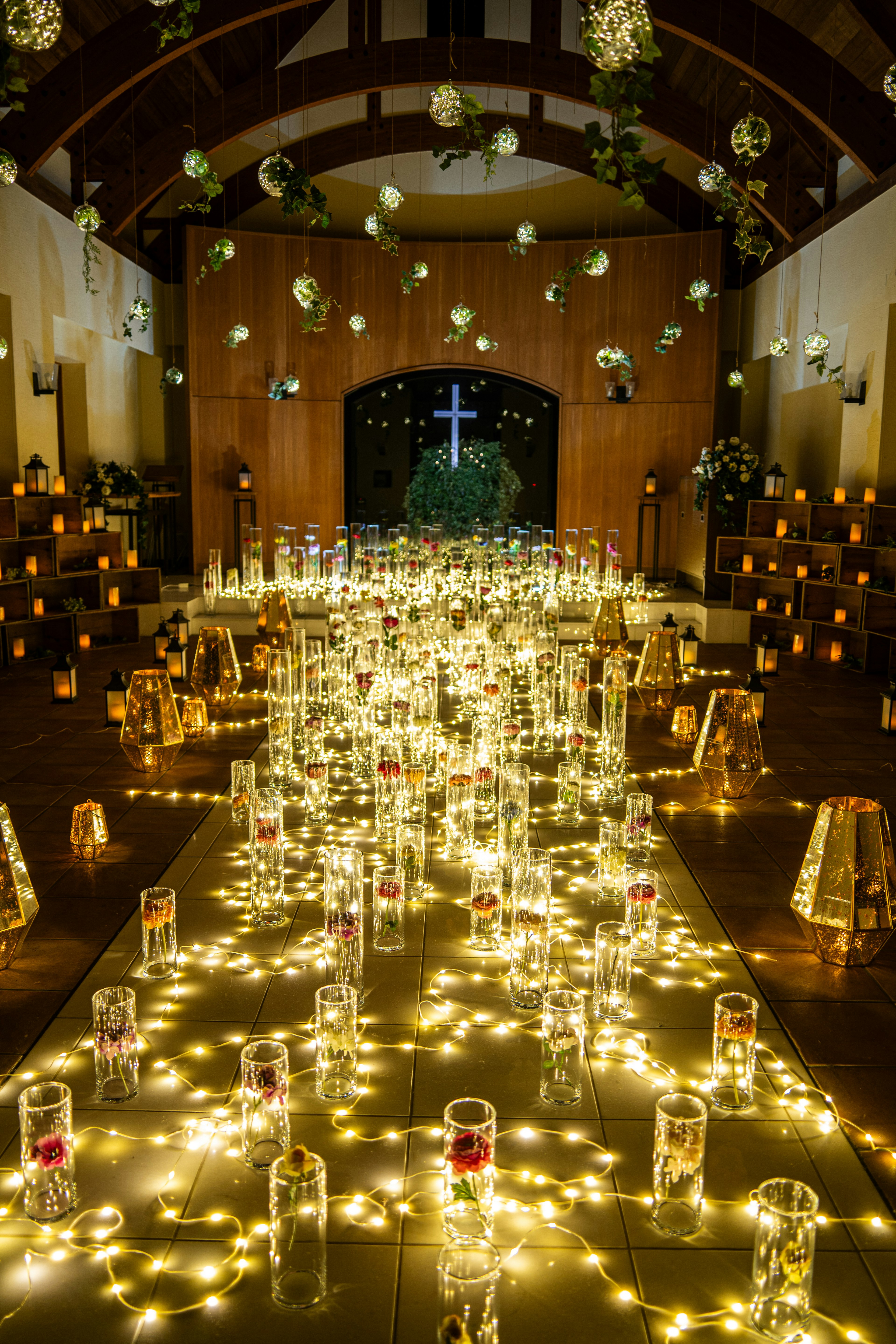 Hermoso interior de una iglesia adornado con velas y decoraciones de luz