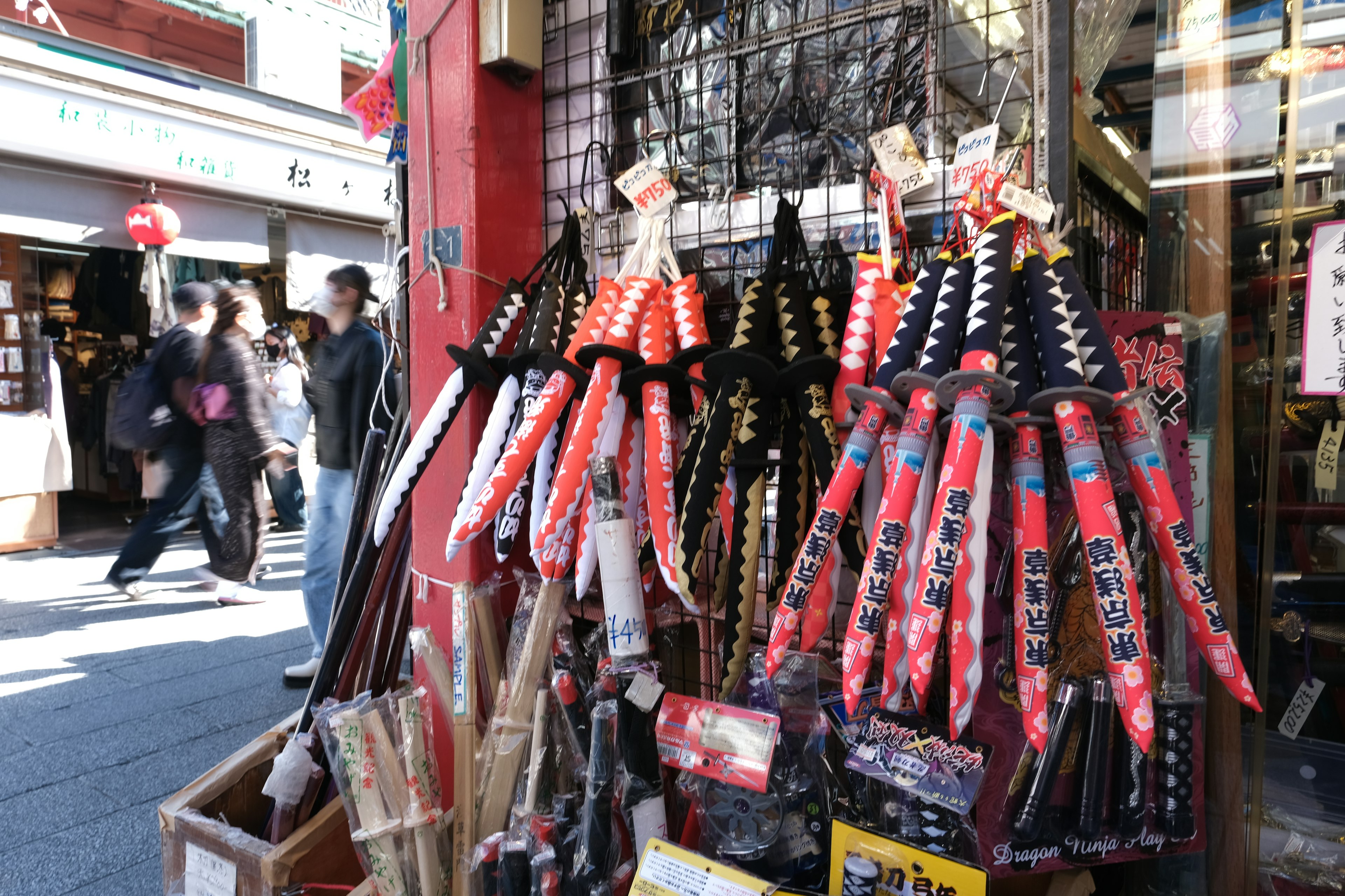 Esposizione di spade decorative rosse e nere in un negozio