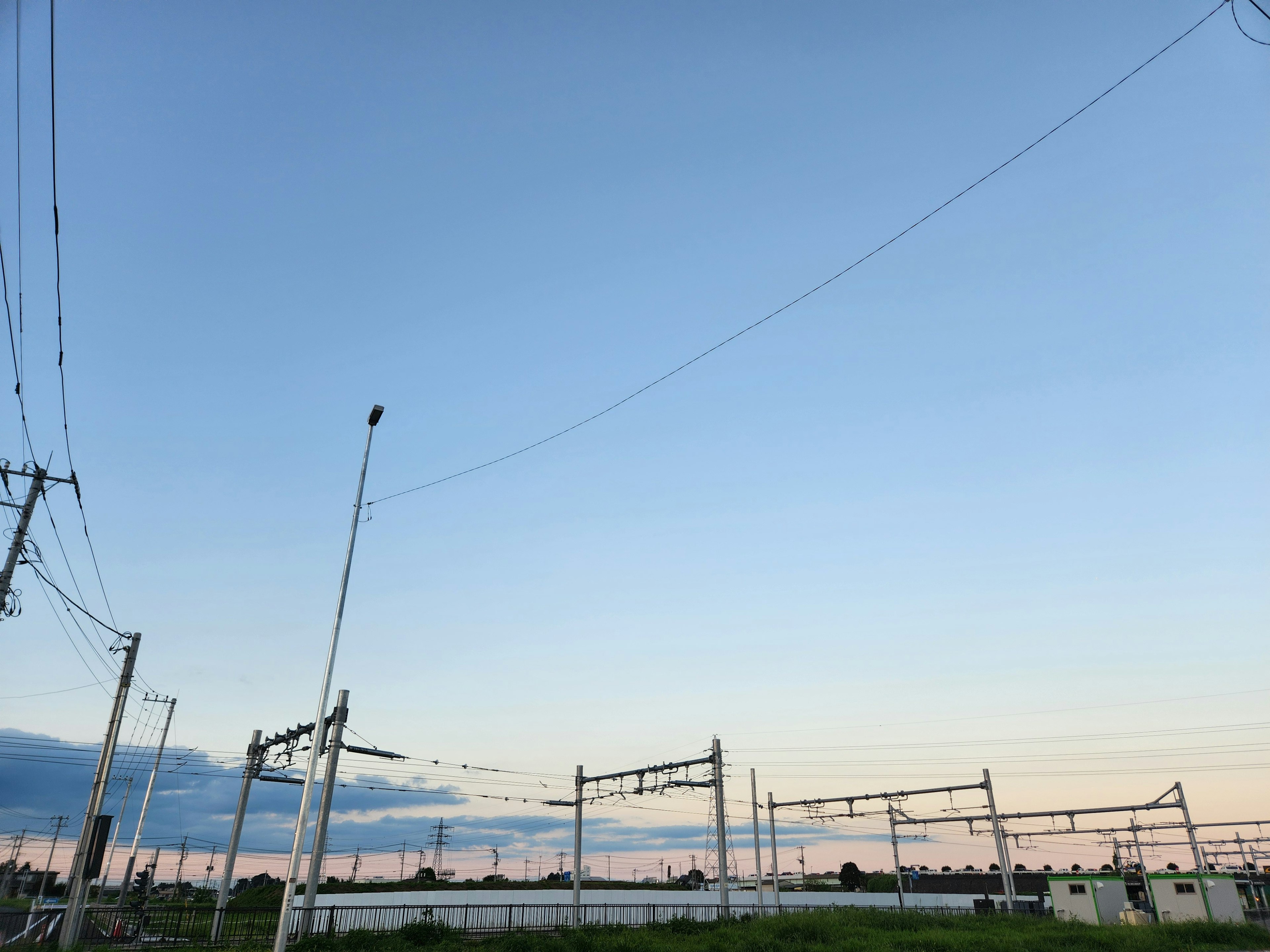 Cielo azul con líneas aéreas de tren