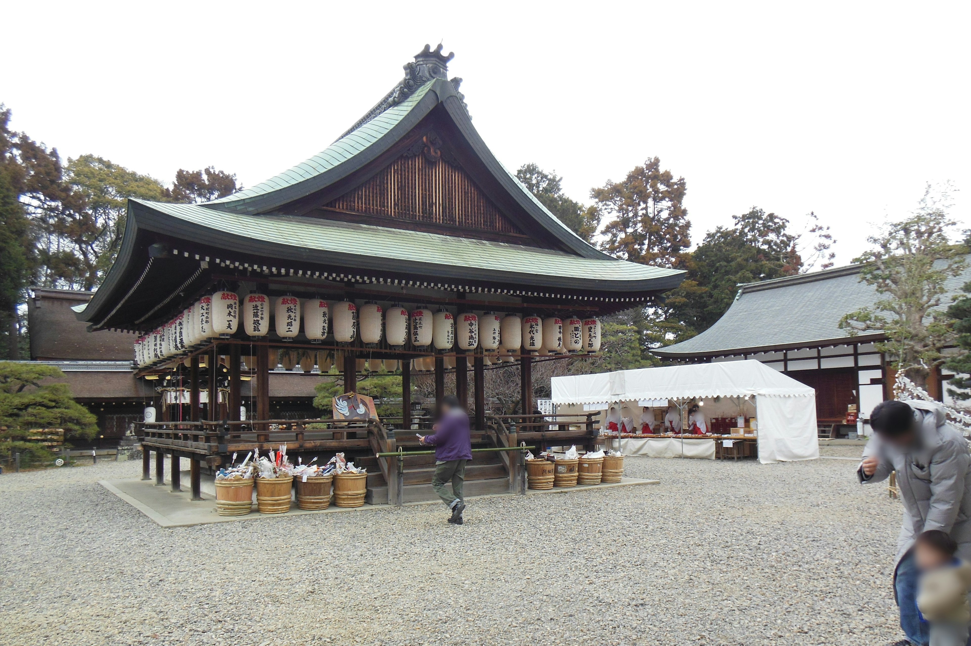 Bâtiment traditionnel d'un sanctuaire japonais avec paysage environnant