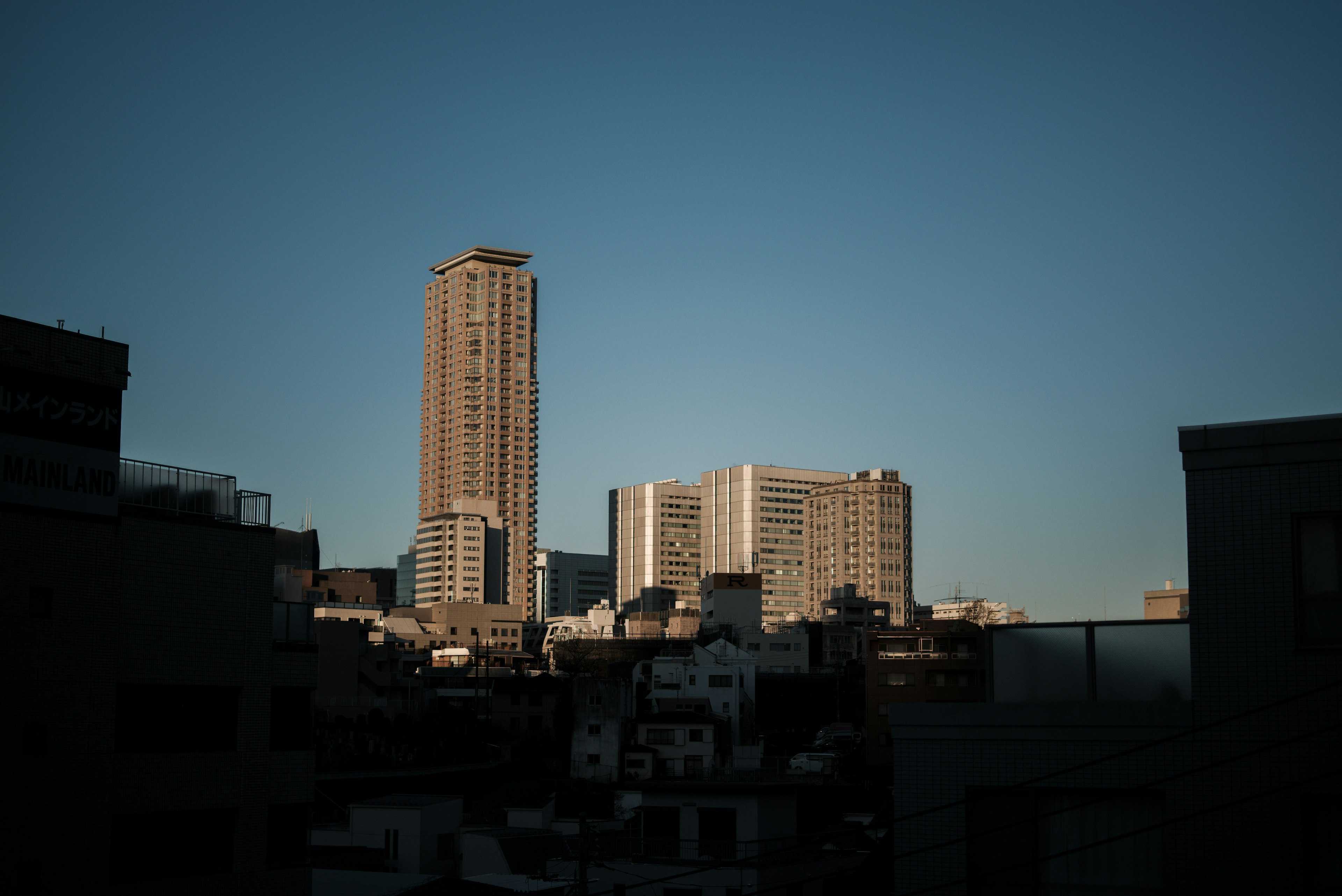 高層ビル群と青空を背景にした都市の風景