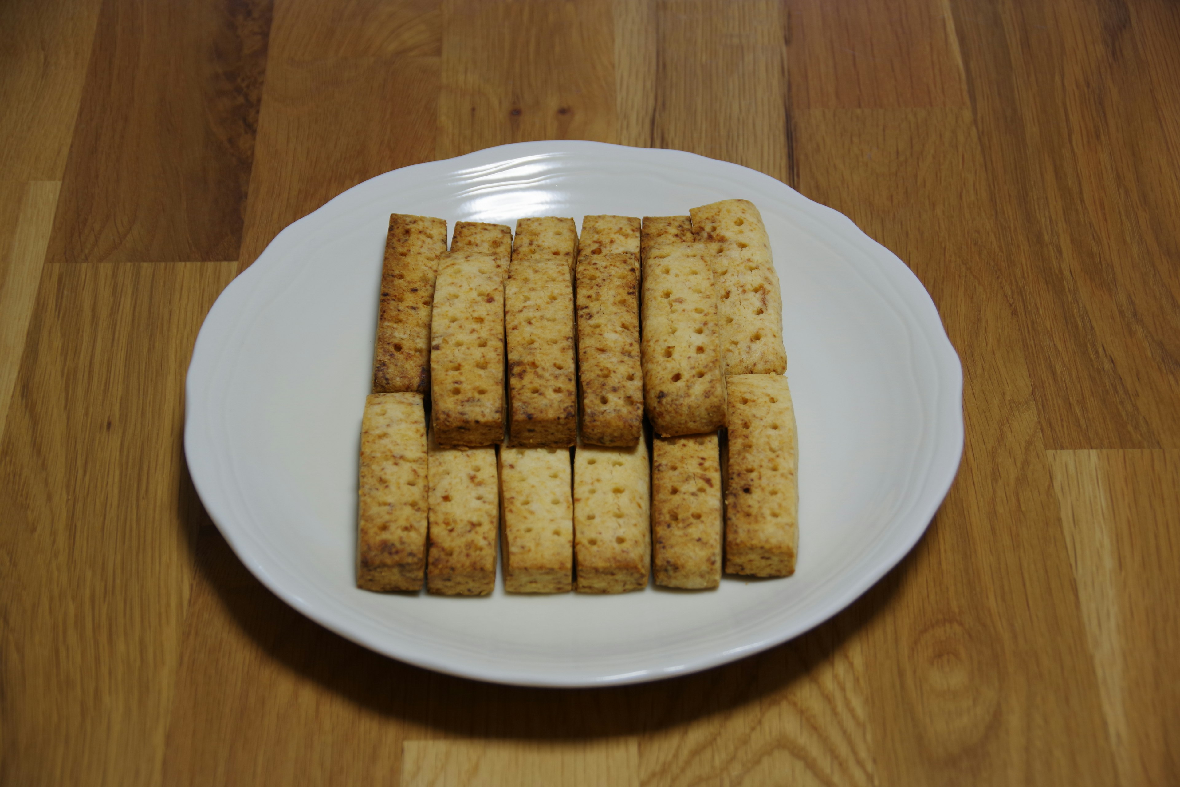 Snacks cuits rectangulaires disposés sur une assiette blanche