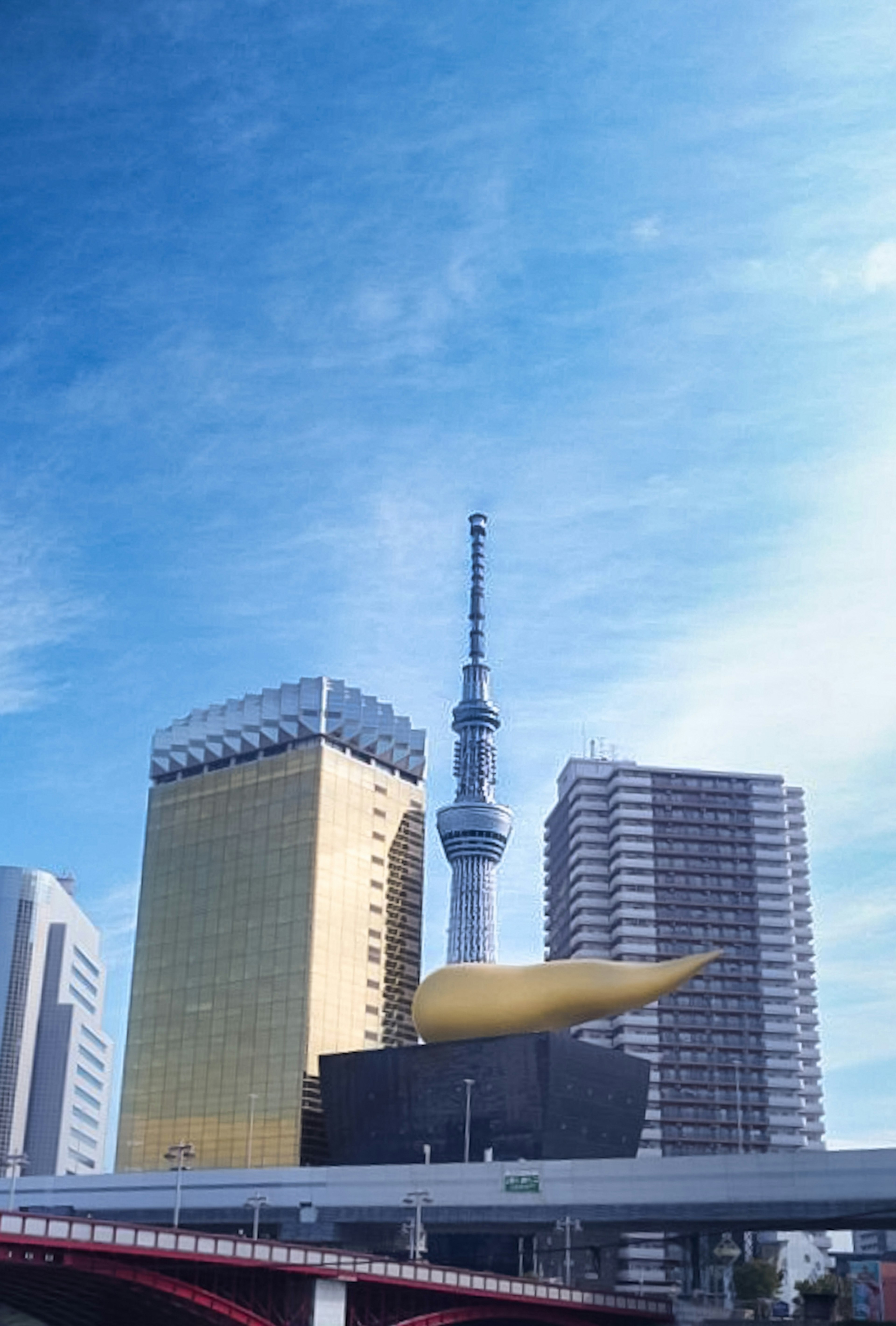 Stadtansicht mit Tokyo Skytree und einem markanten gelben Objekt