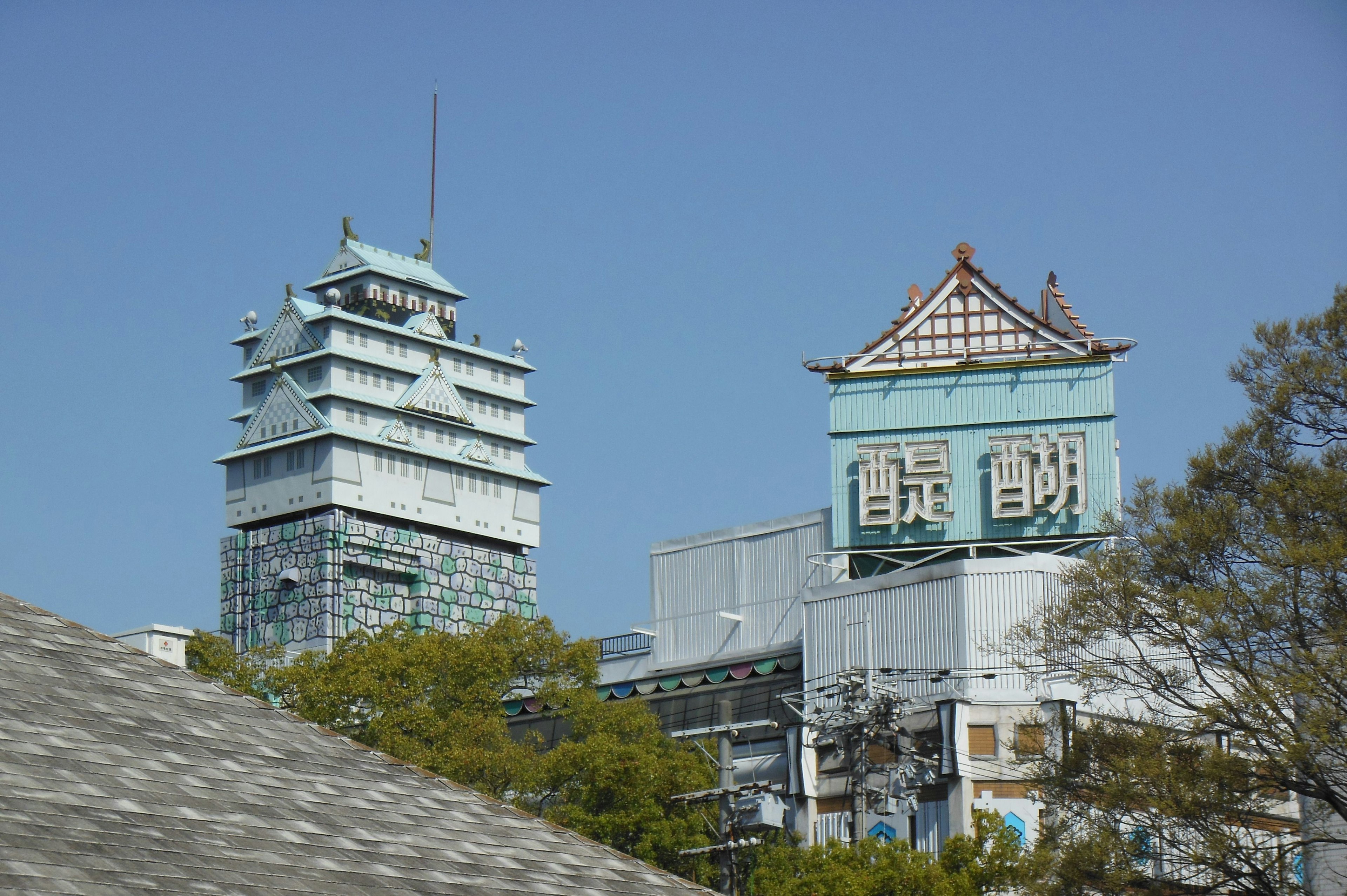 名古屋城と時計塔の風景が青空の下に広がる