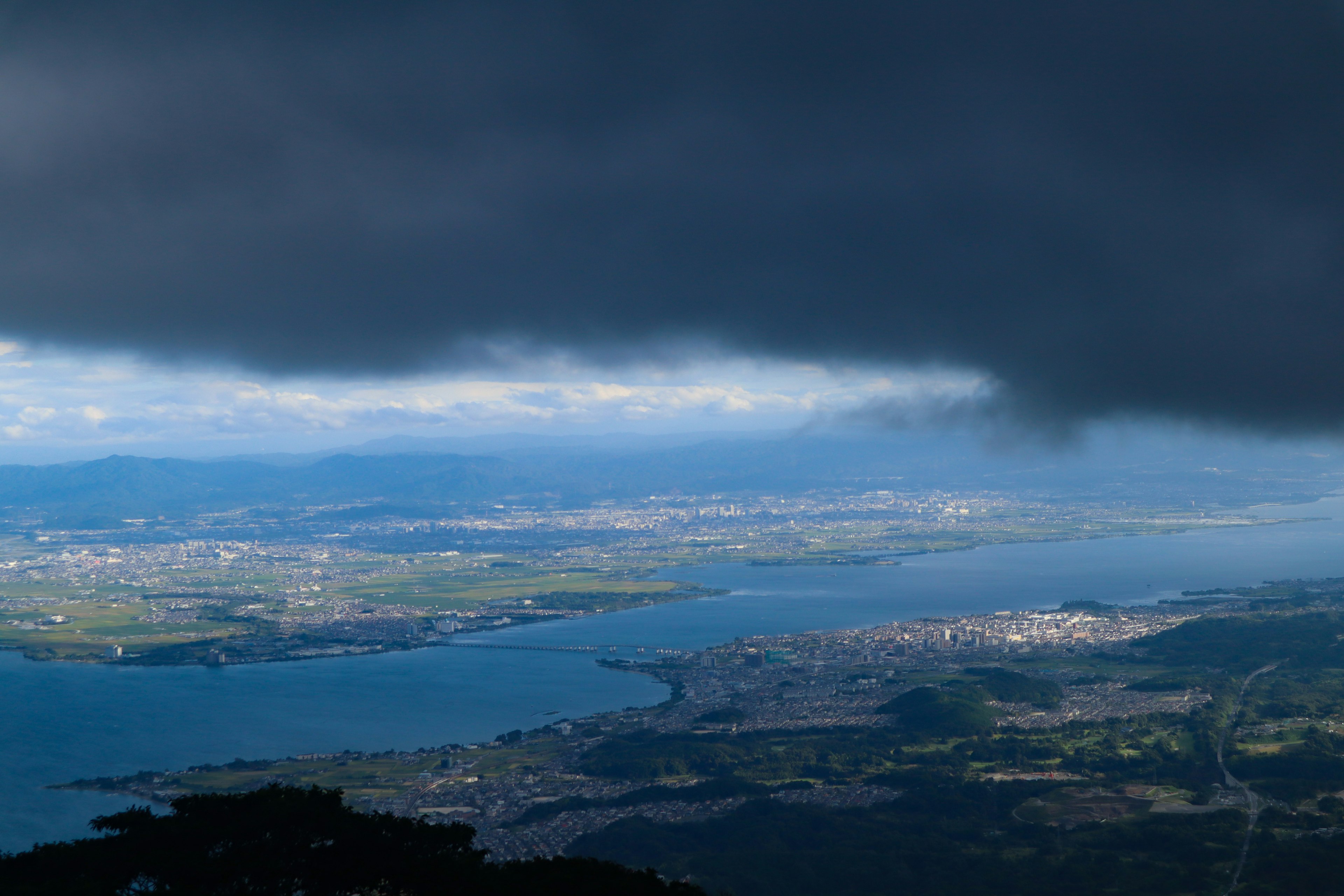 Une vue panoramique d'une baie bleue sous des nuages sombres