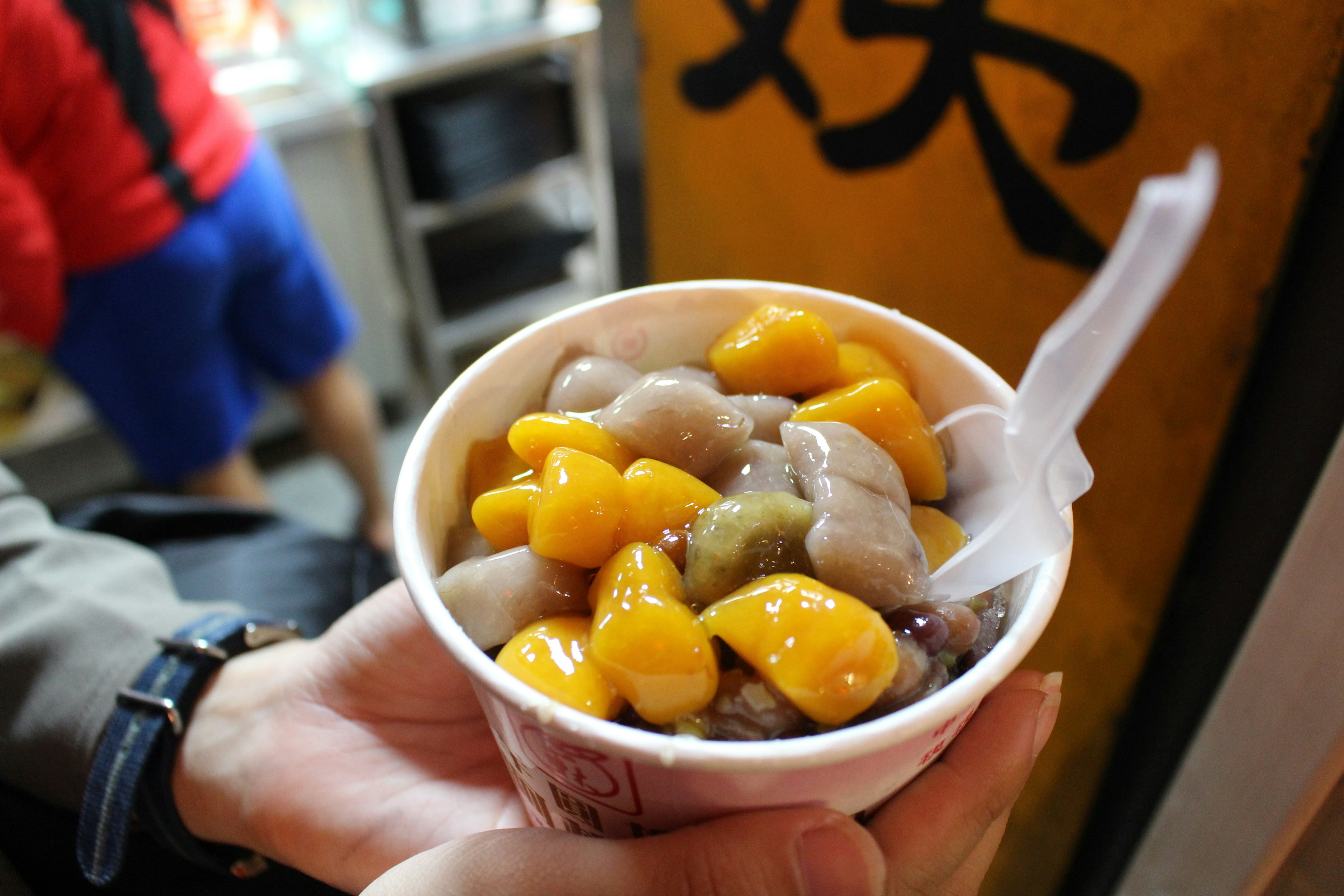 Tazza di dessert colorato con un cucchiaio