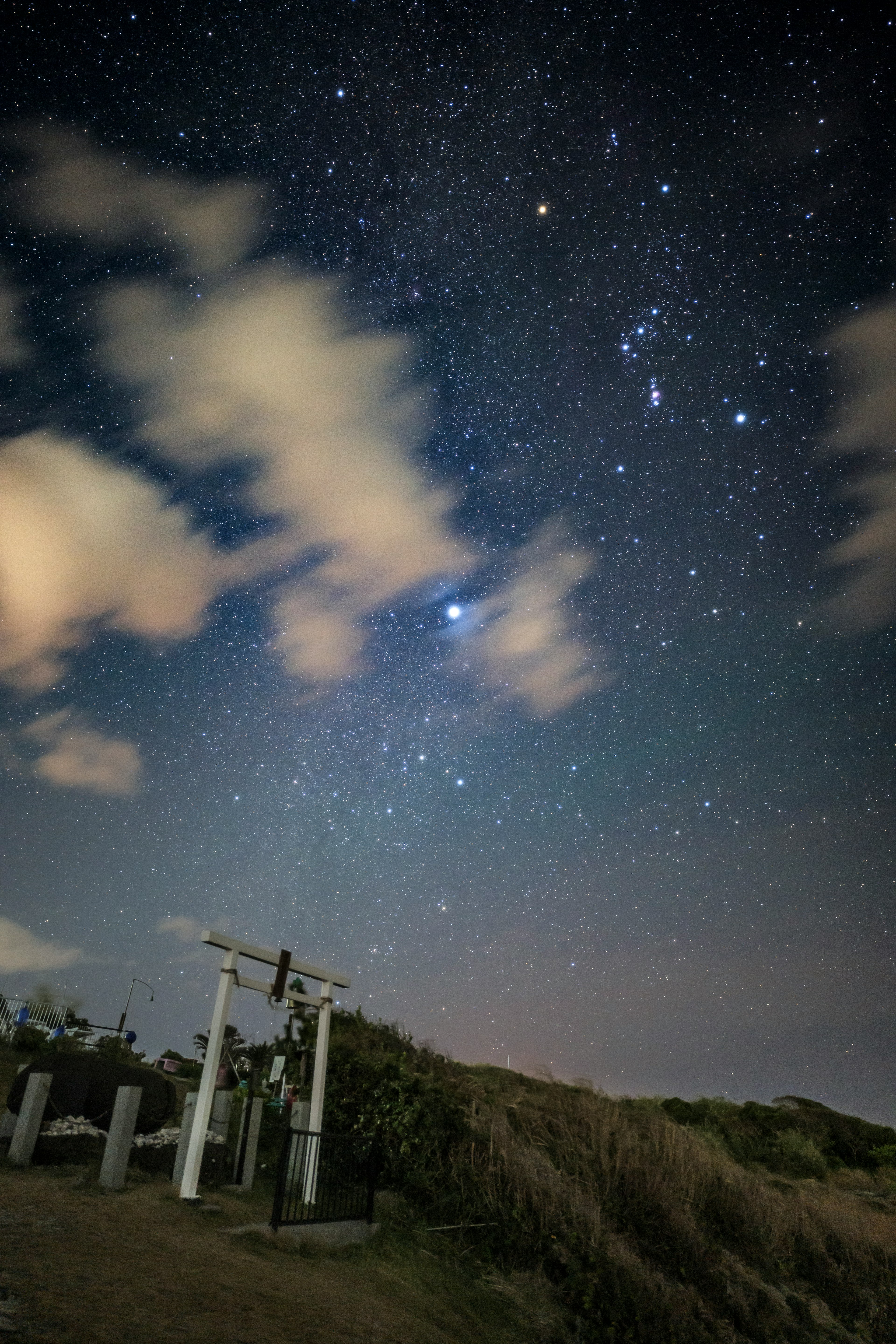 星空と雲が広がる夜の風景と地面にあるオブジェクト