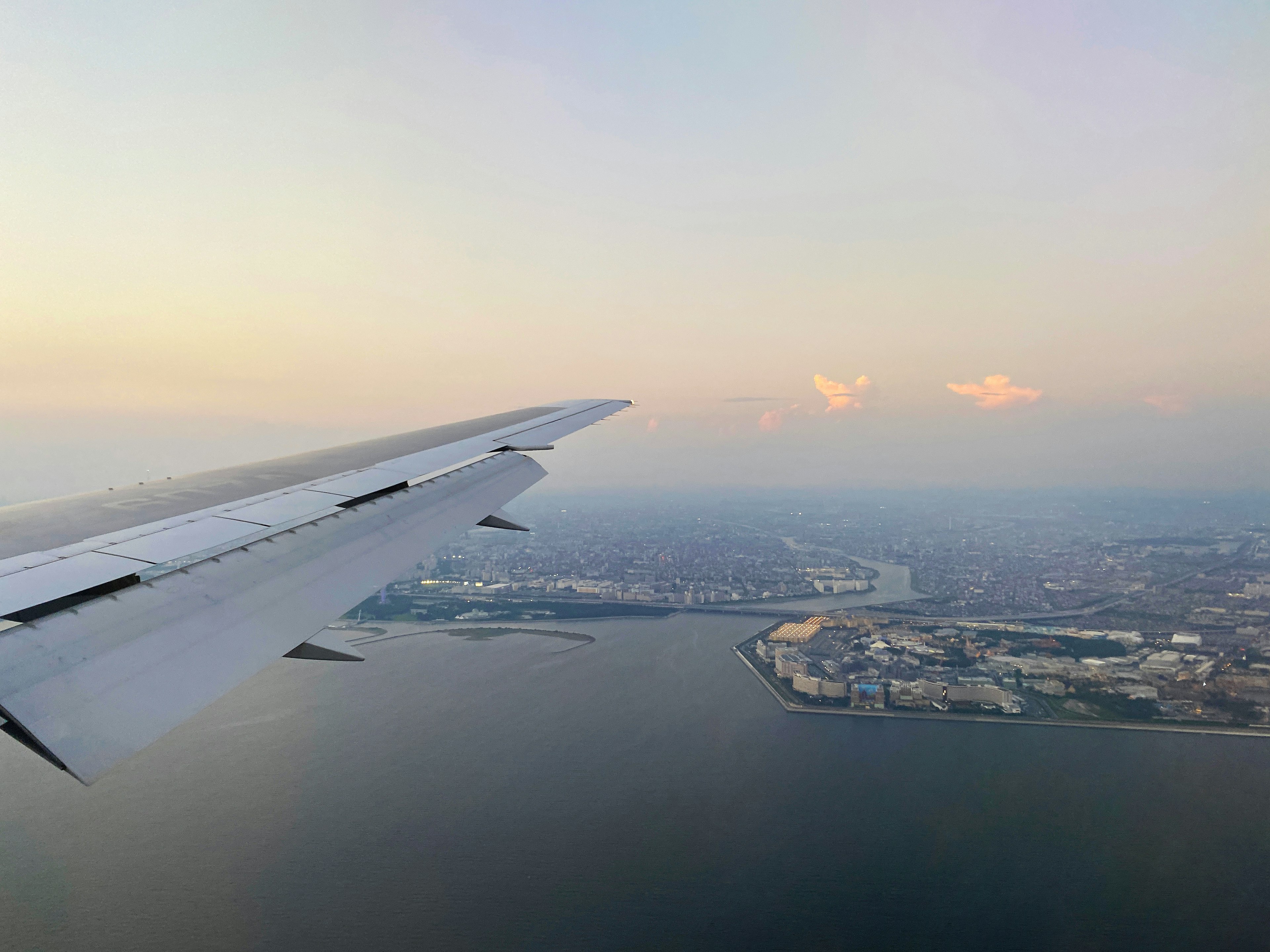 飛行機の翼と海の景色が見える空中からの眺め